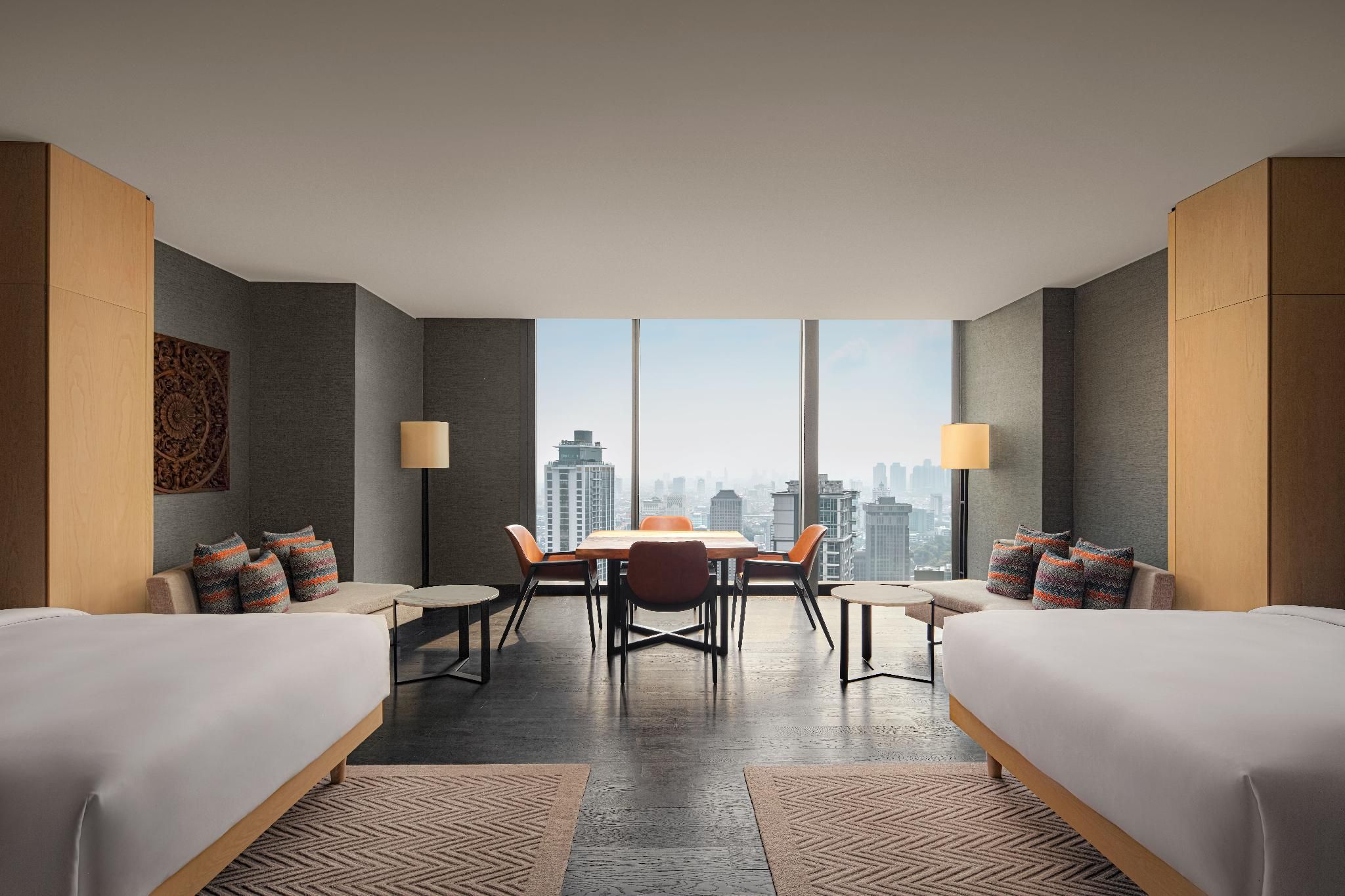 2 Twin Beds With Skyline View