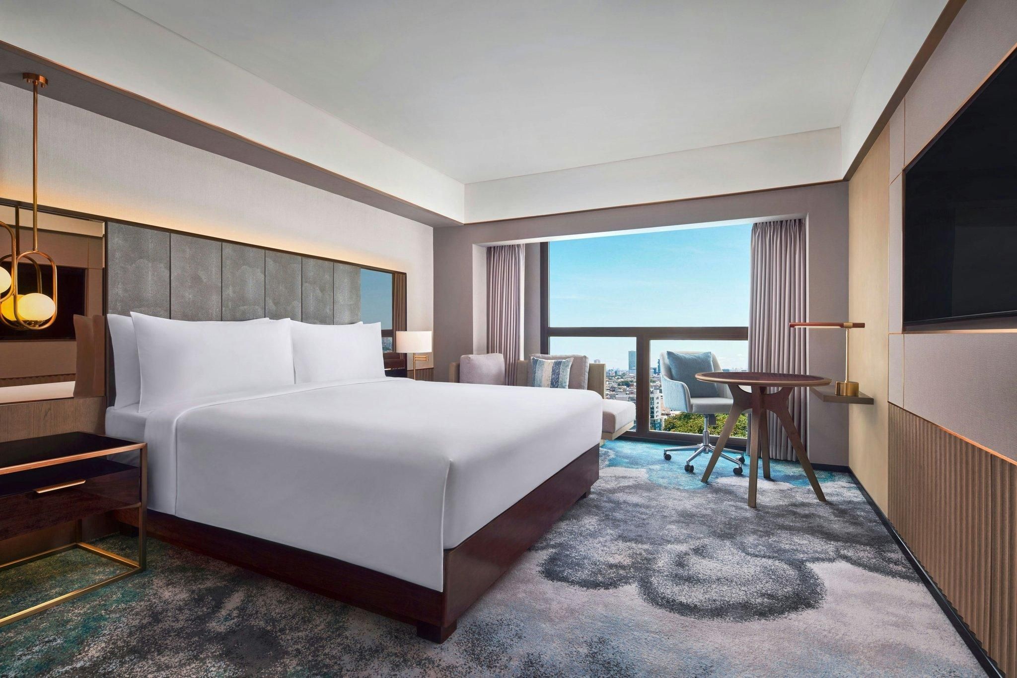 Executive Club, Club level, Guest room, 1 King, City view
