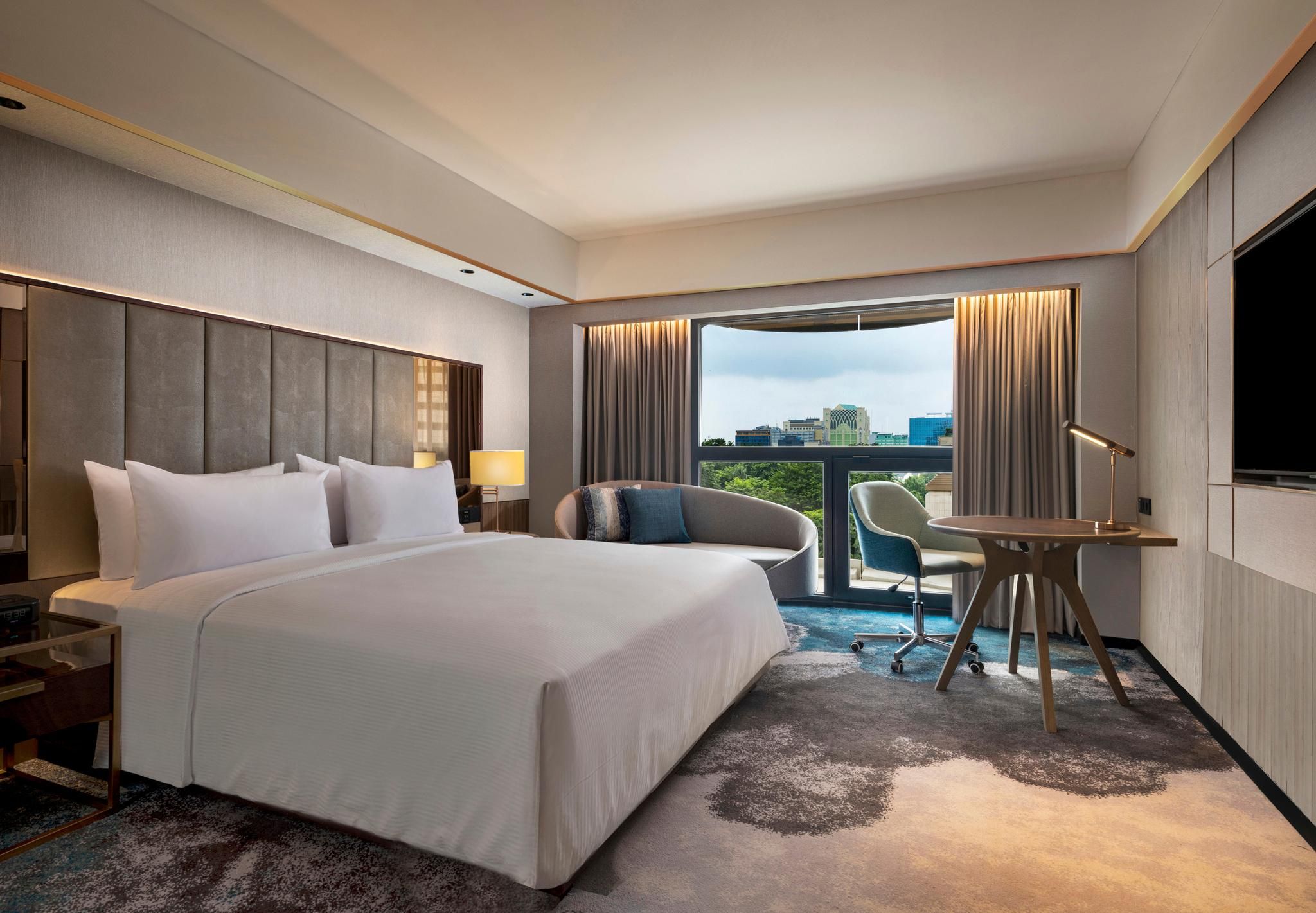 Executive Club, Club level, Guest room, 1 King, City view