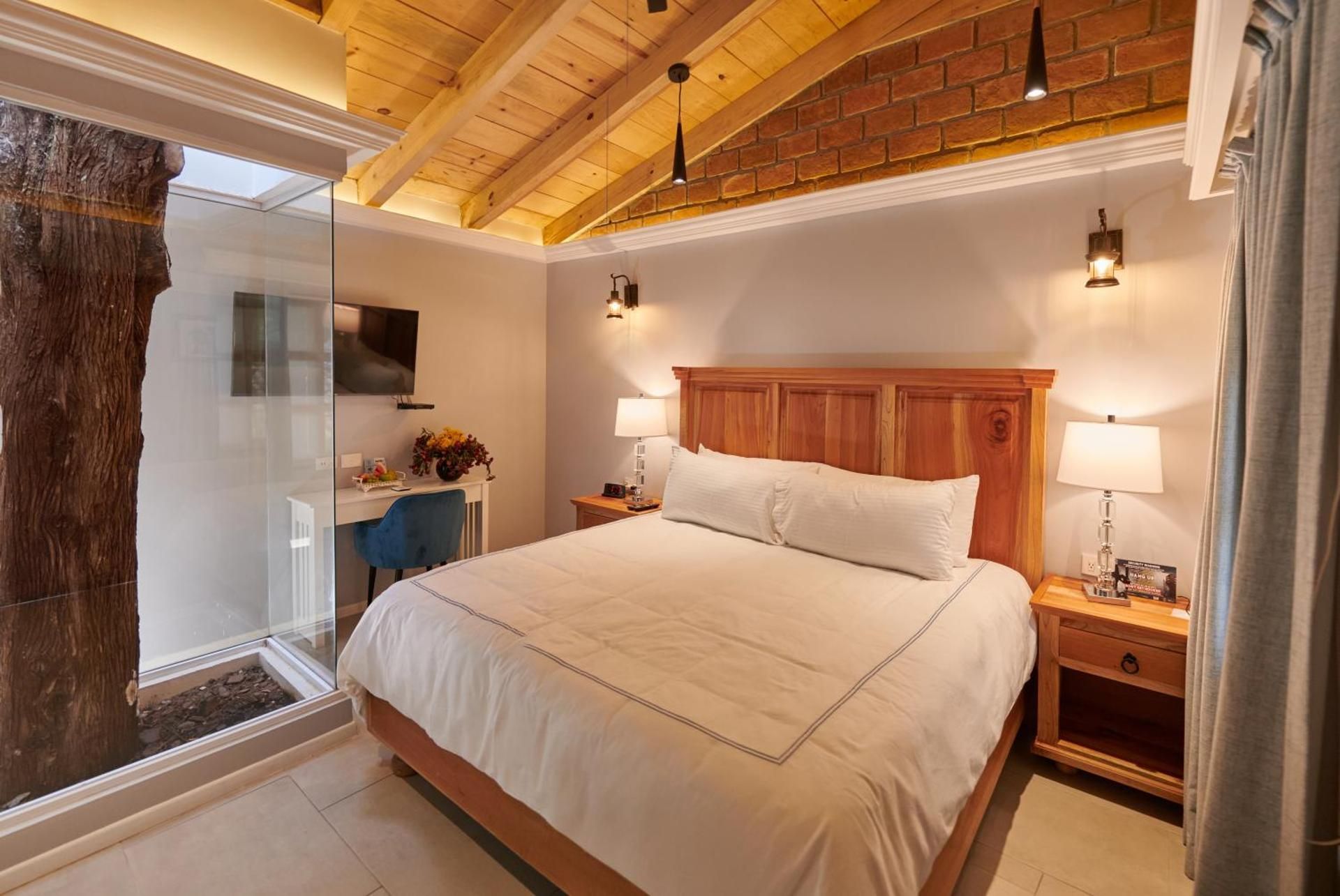 Hacienda Valentino Standard King Room