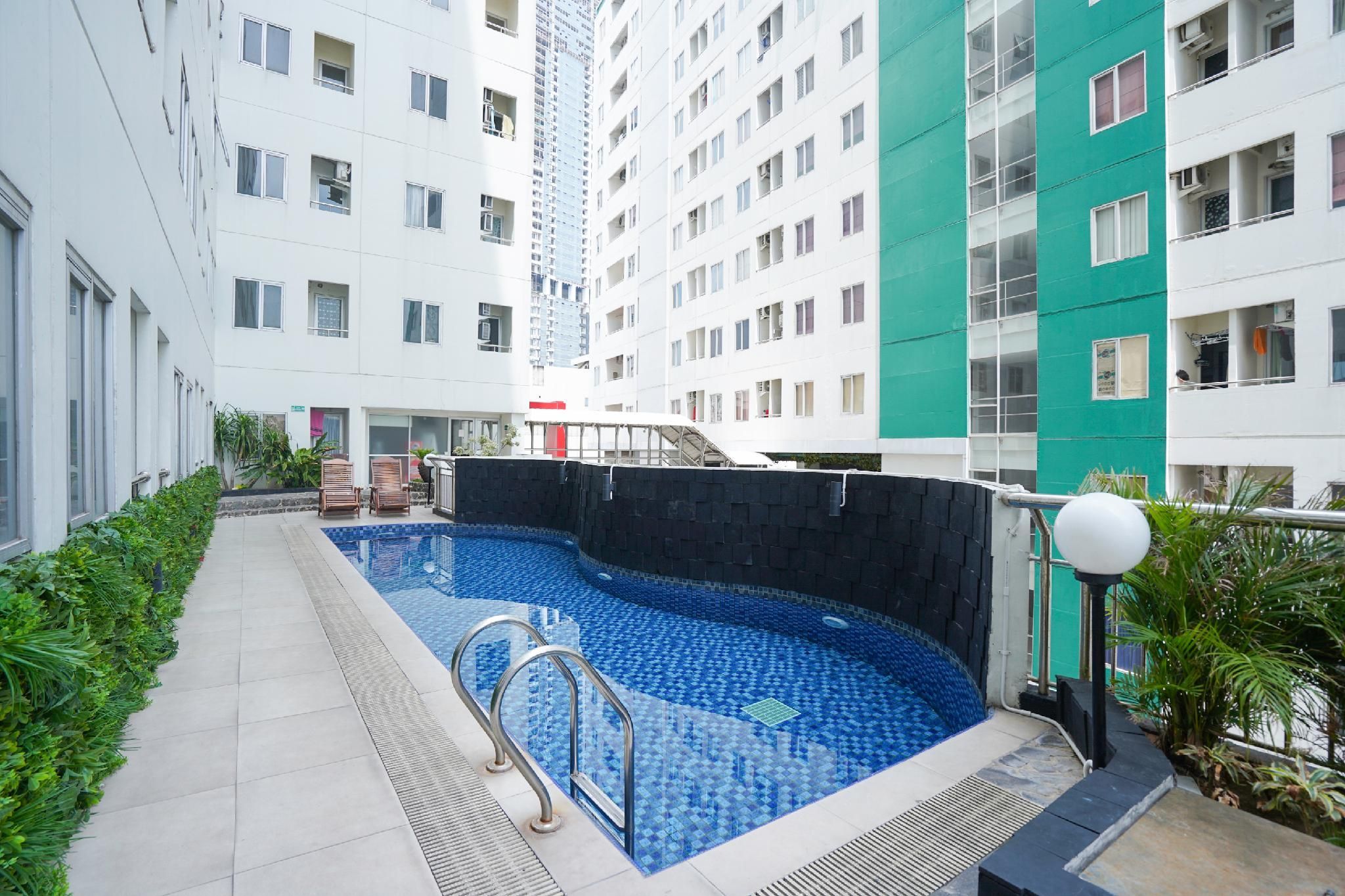 swimming pool [outdoor]