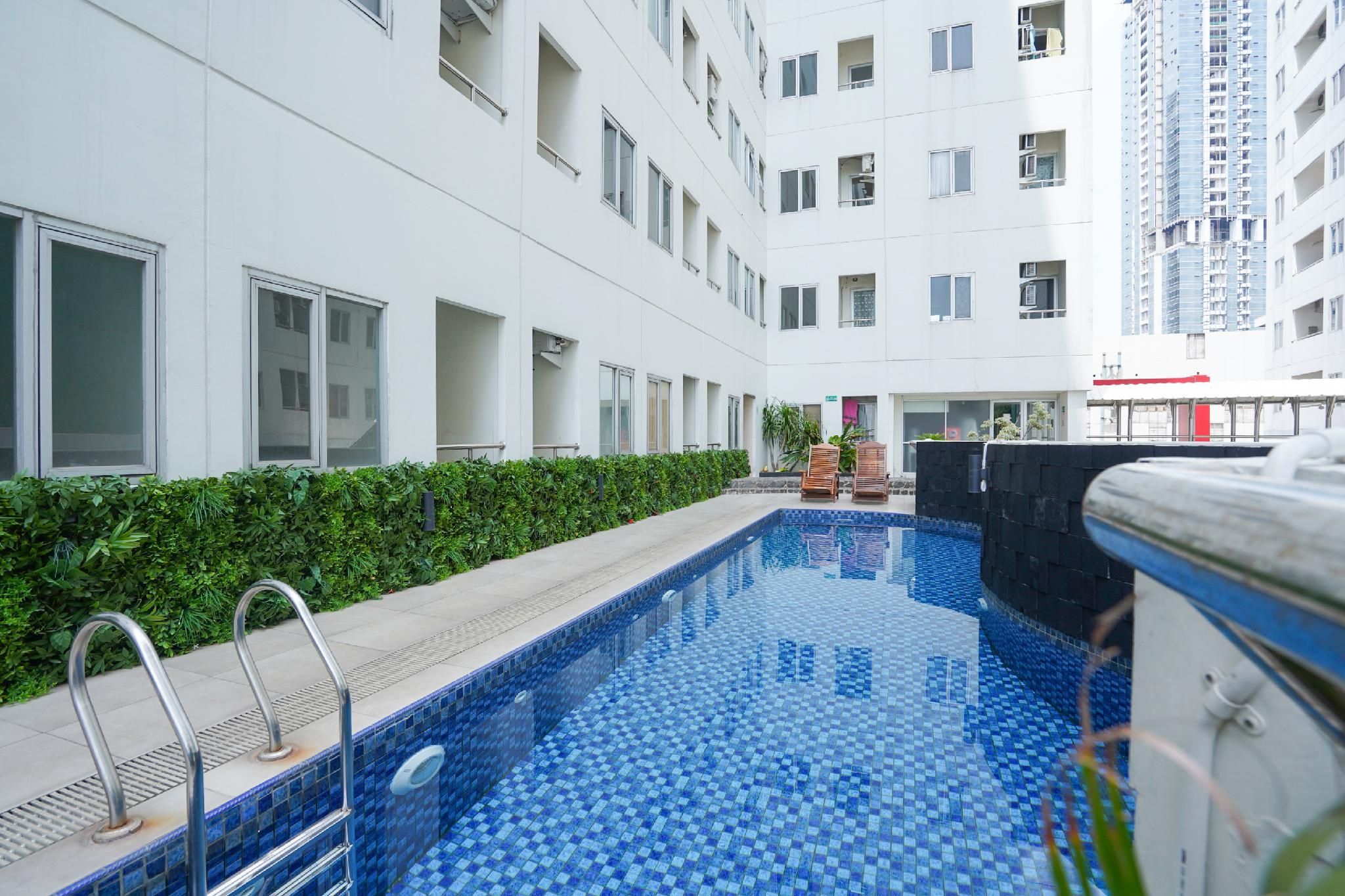 swimming pool [outdoor]