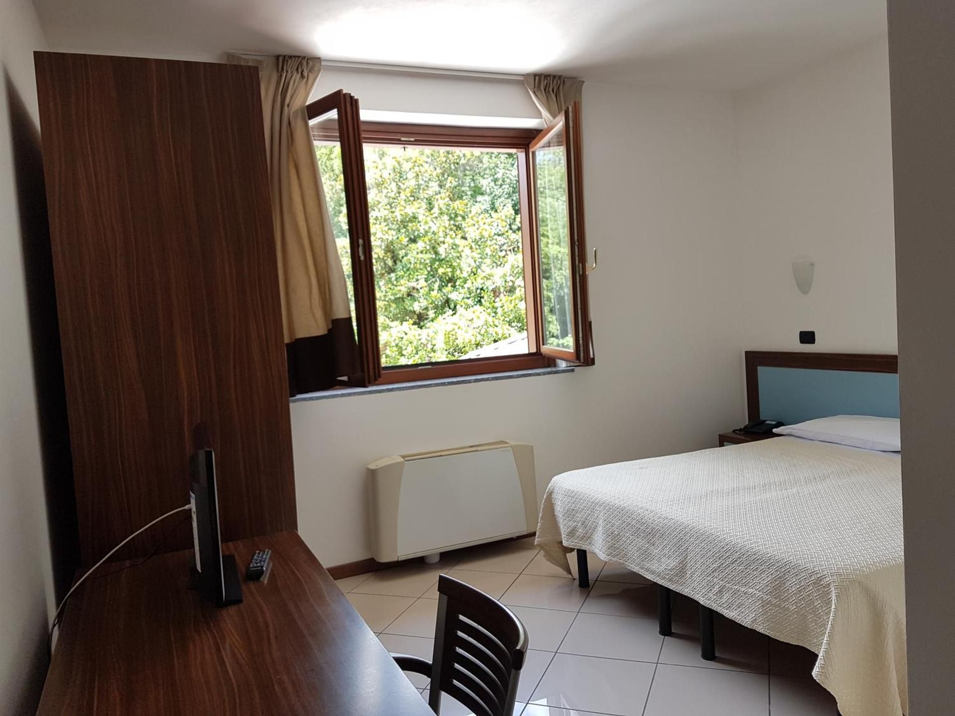 Standard Double or Twin Room with Partial Lake View