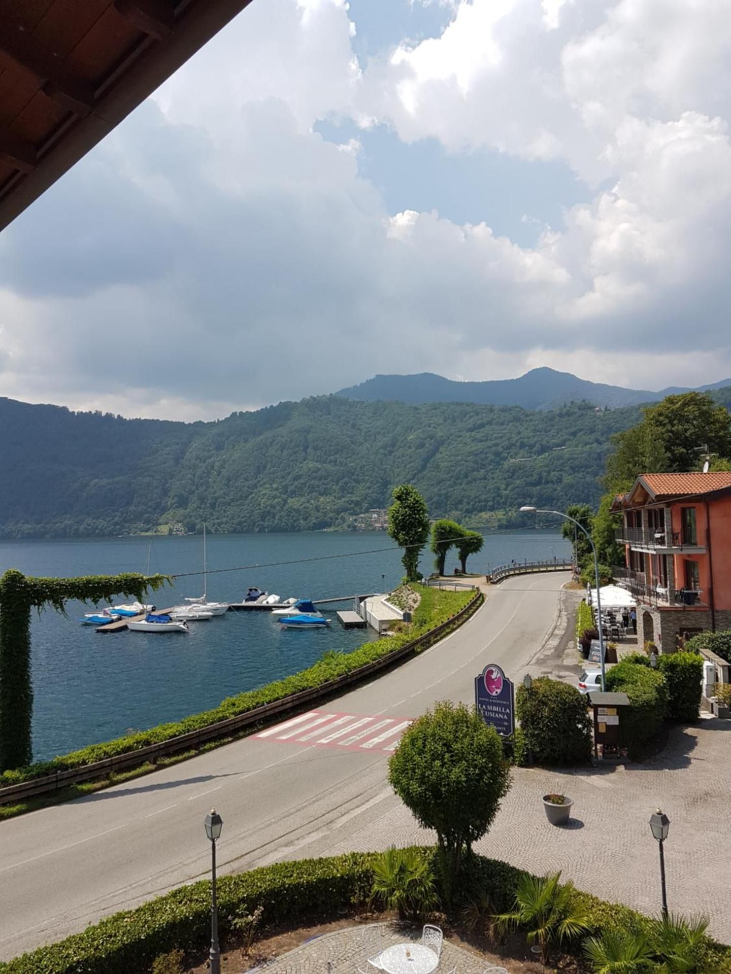 Standard Double or Twin Room with Partial Lake View