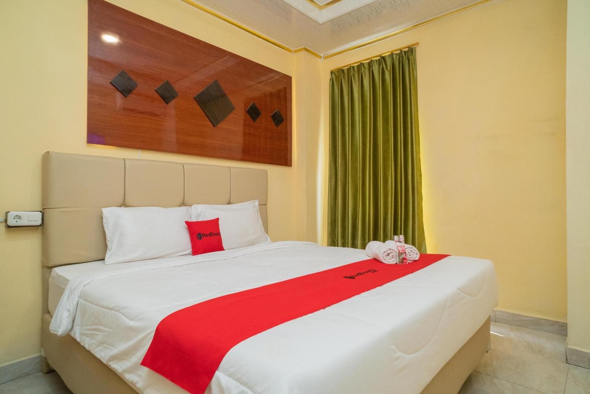RedDoorz Deluxe Room