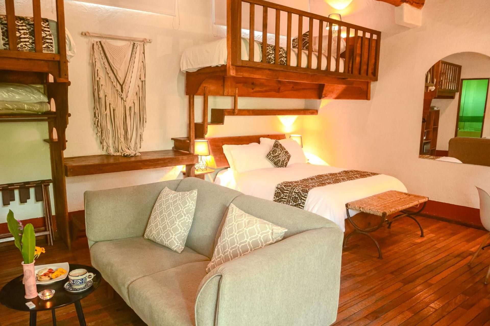 Mesón De Leyendas Breakfast & Downtown Deluxe Quadruple Room 2