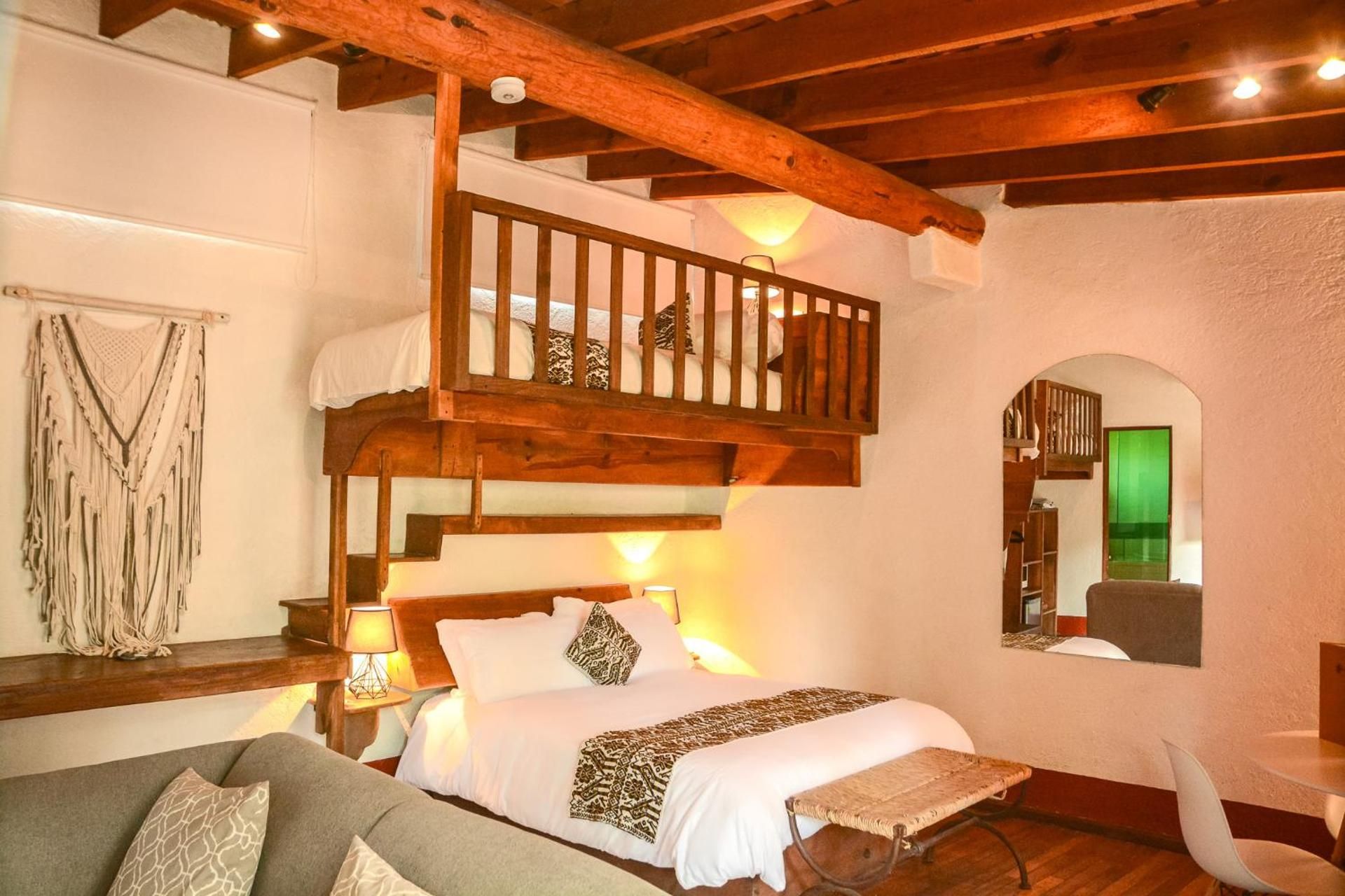 Mesón De Leyendas Breakfast & Downtown Deluxe Quadruple Room