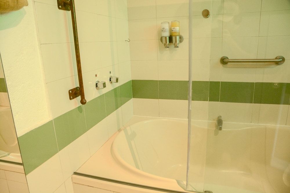 Deep soaking bathtub