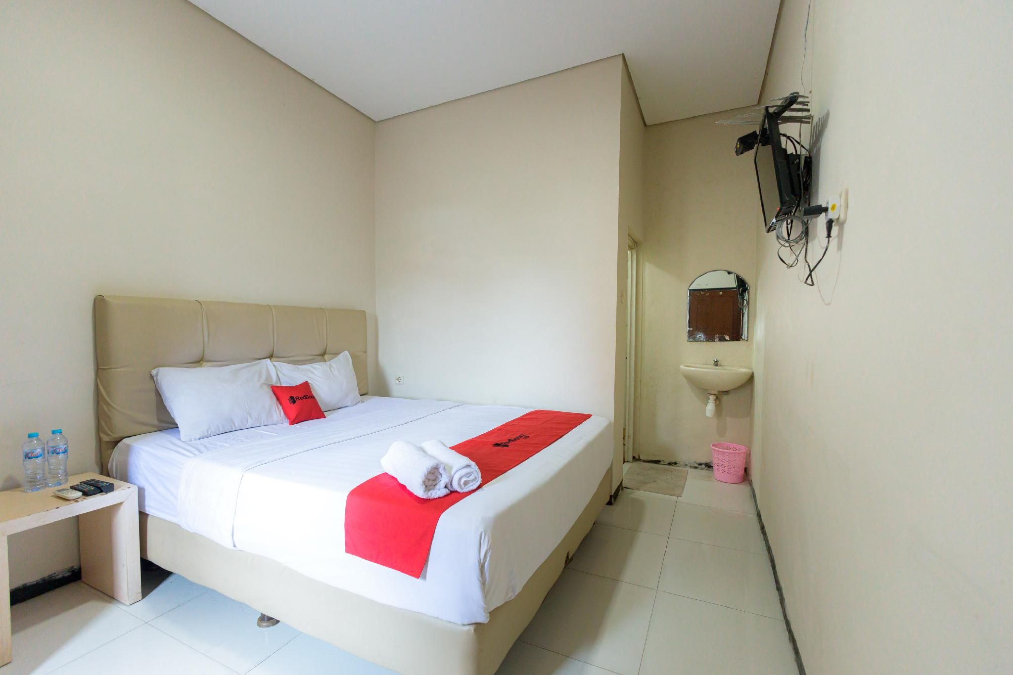 RedDoorz Room