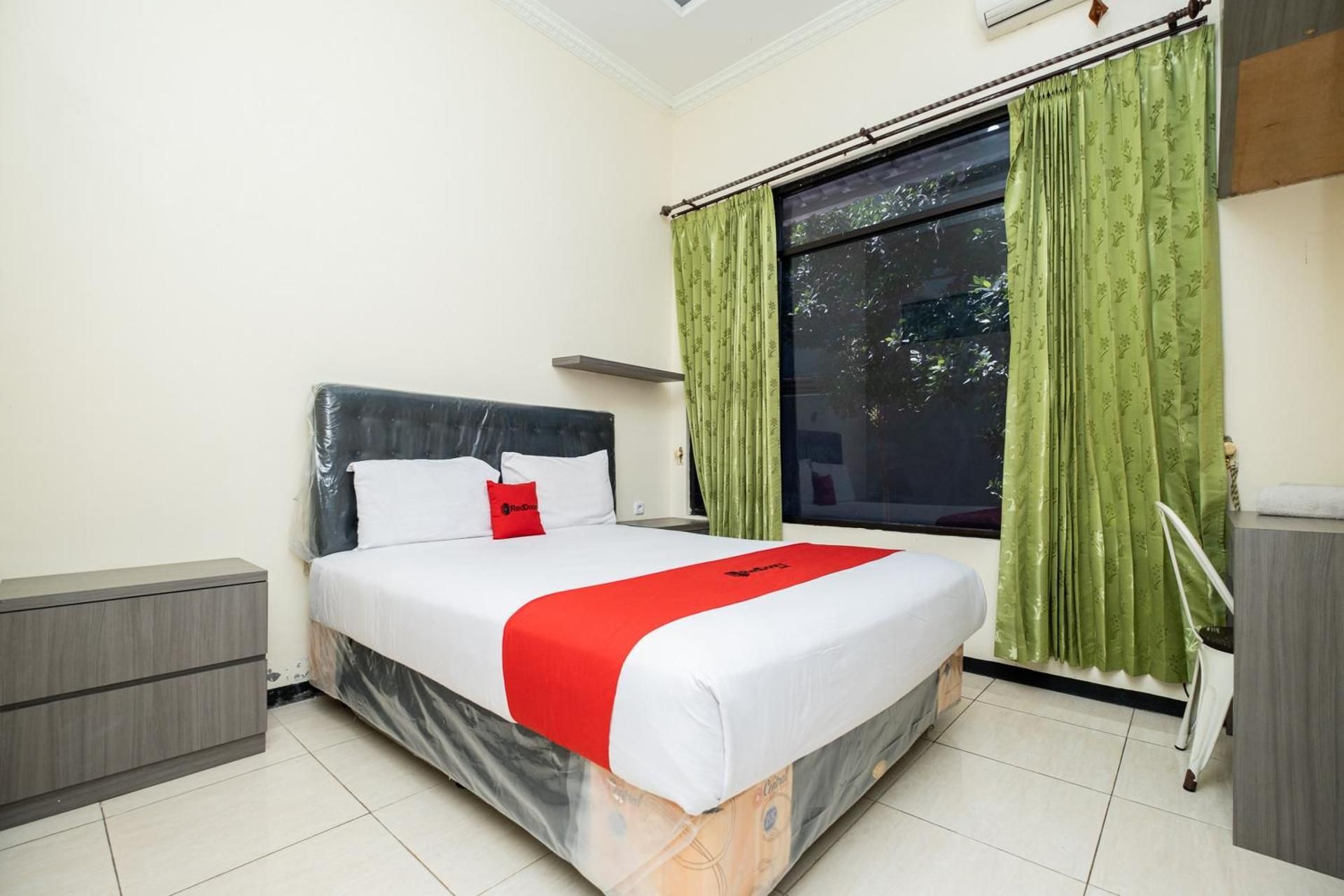 RedDoorz Room