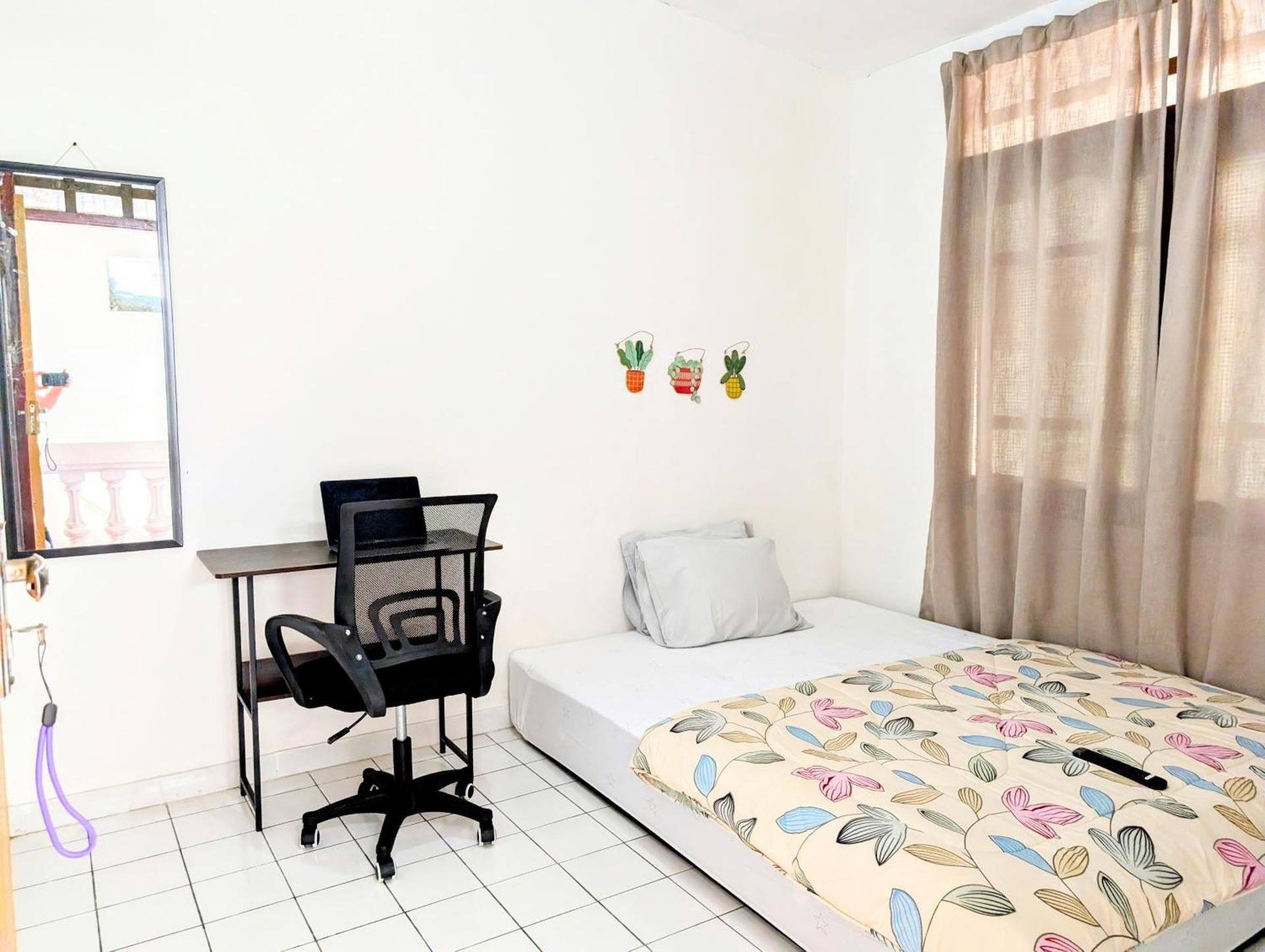 Queen Room with Shared Bathroom