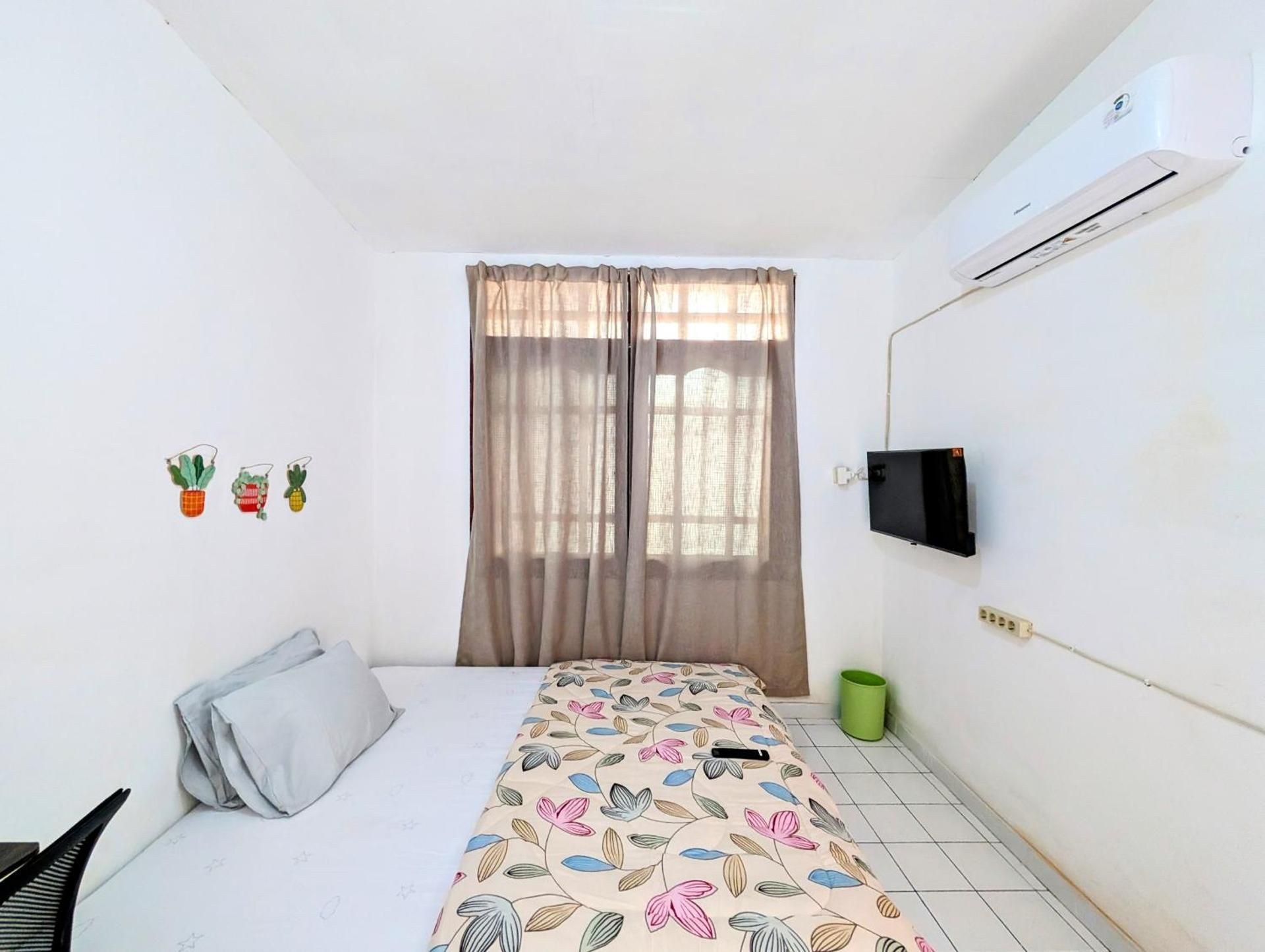 Queen Room with Shared Bathroom