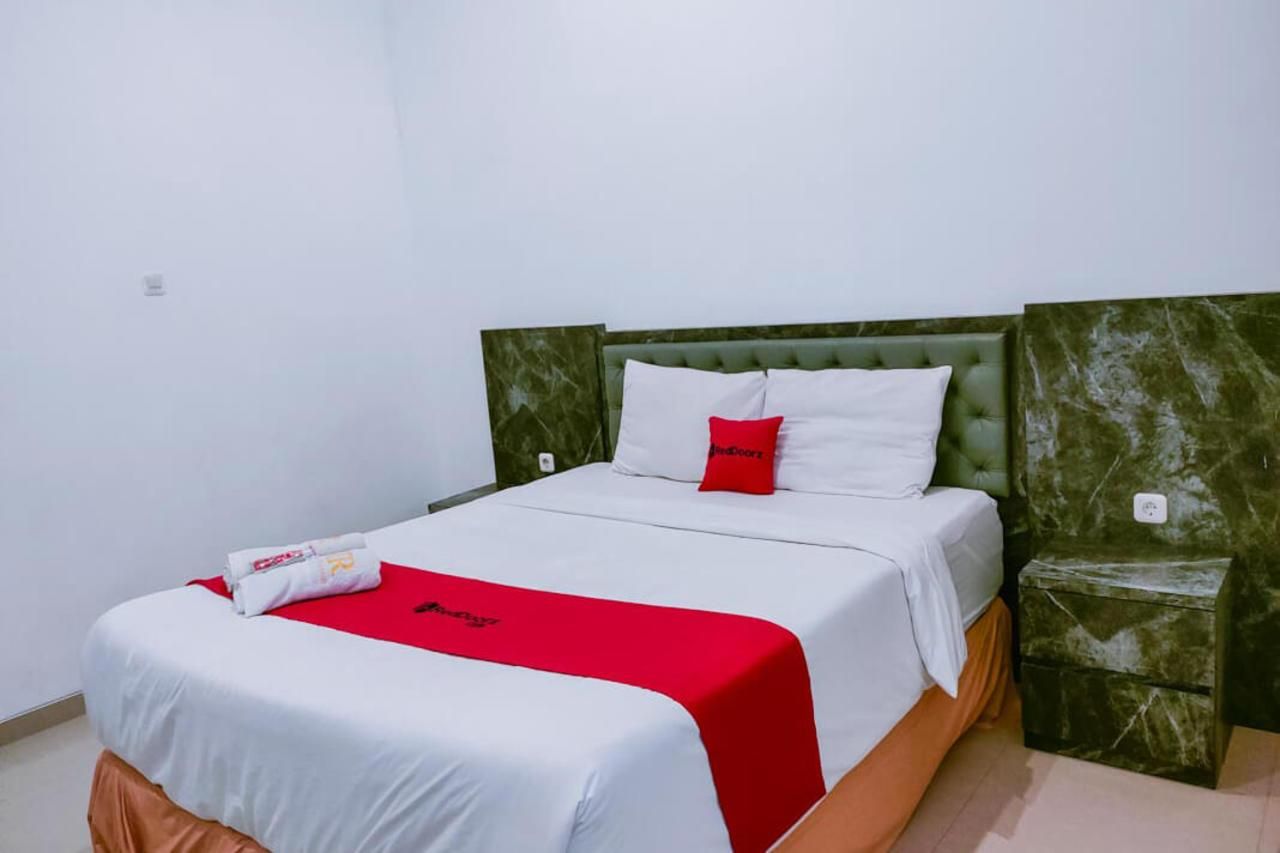 RedDoorz Superior Room