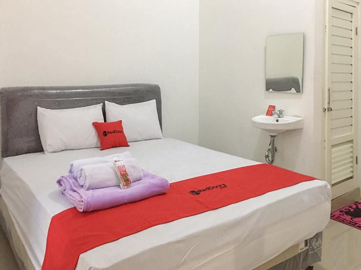 RedDoorz Twin Room