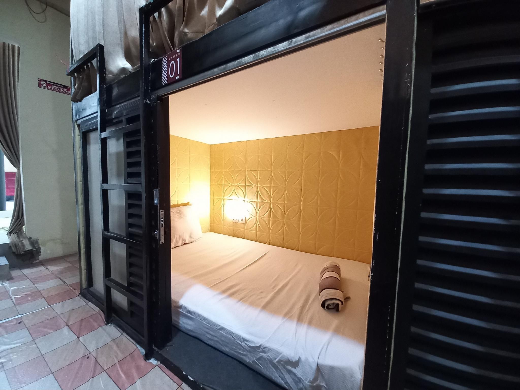 Single Bed in Mixed Dormitory Room