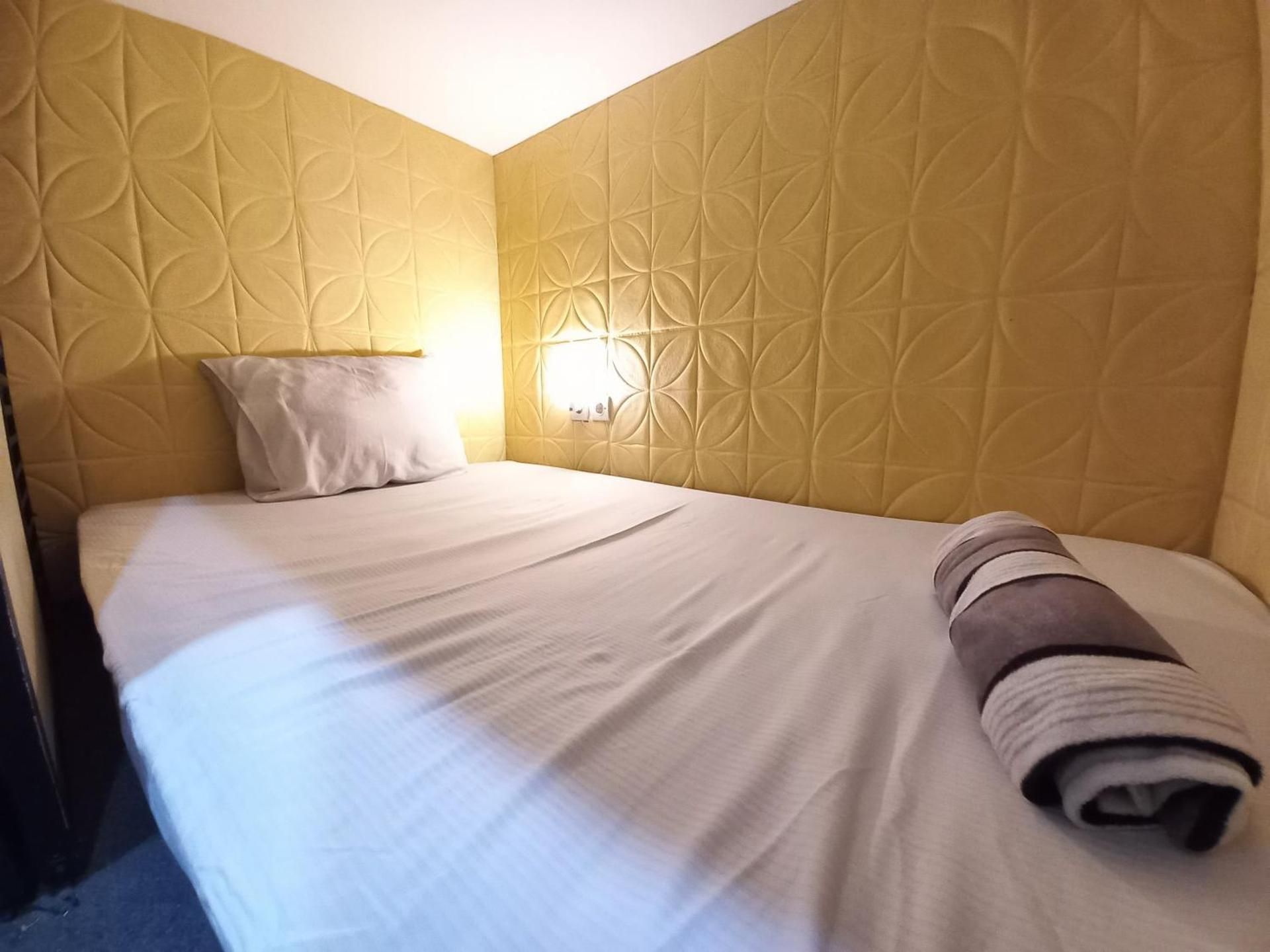 Single Bed in Mixed Dormitory Room