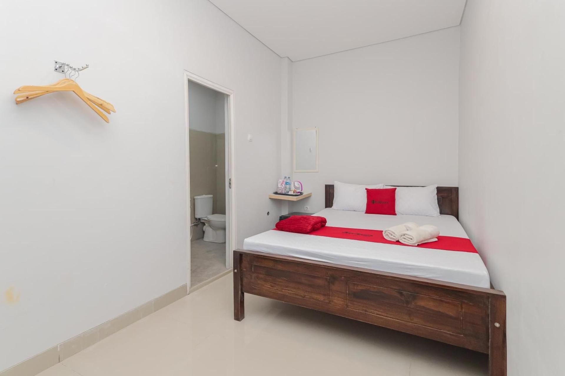 RedDoorz Room
