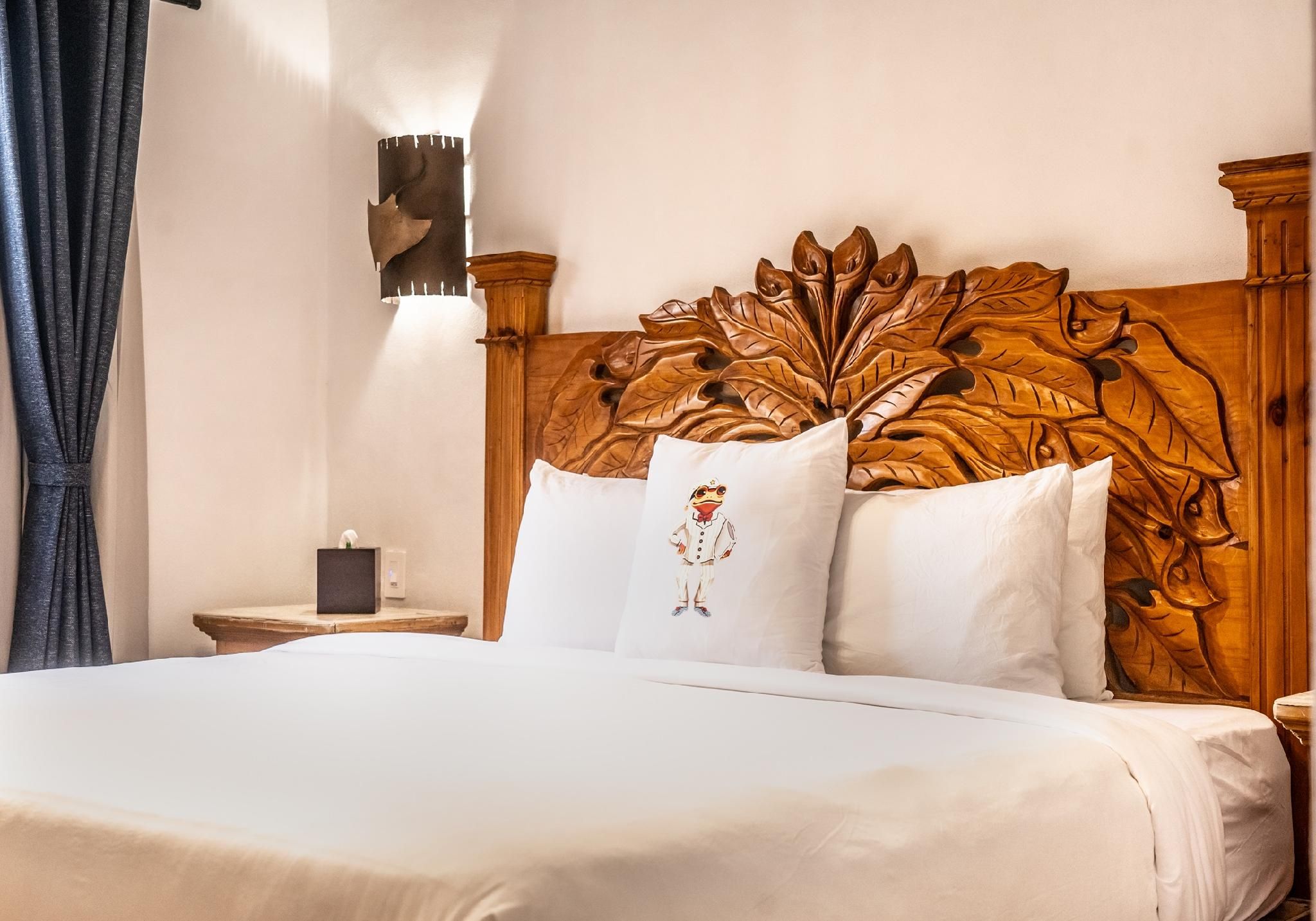 5 Frogs Hotel Bucerias King Bed Premier Pool