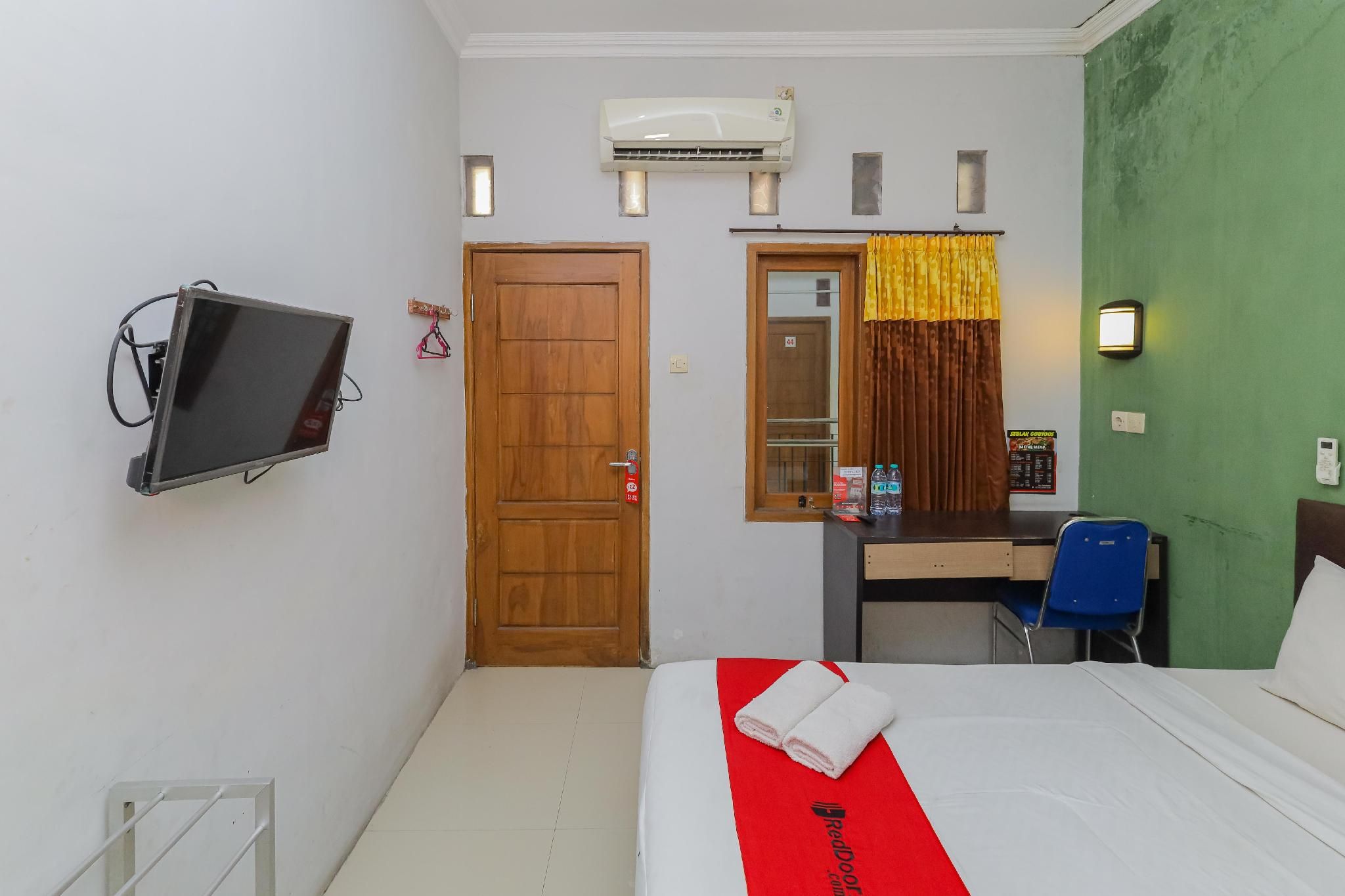 RedDoorz Room