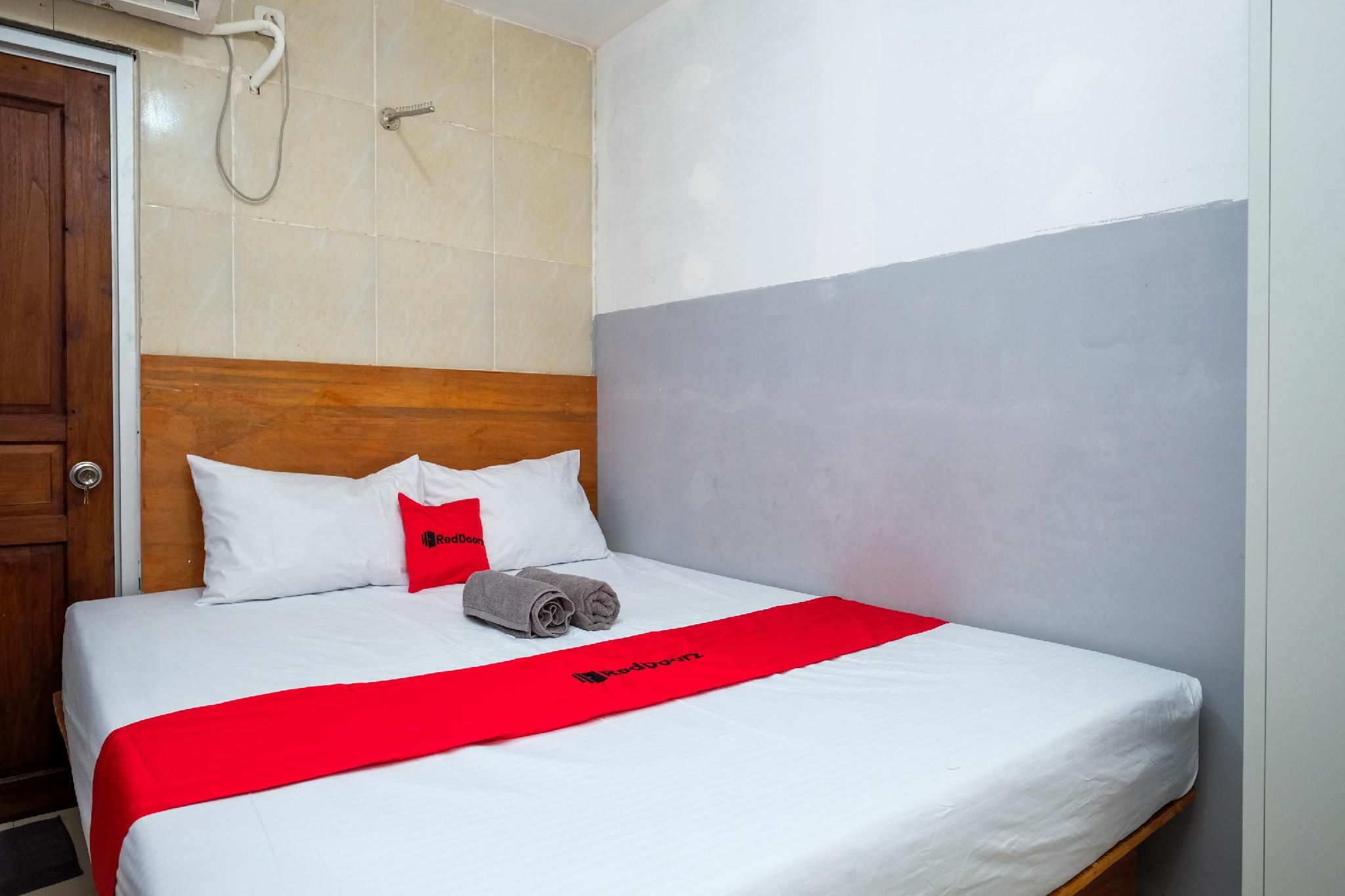 RedDoorz Room