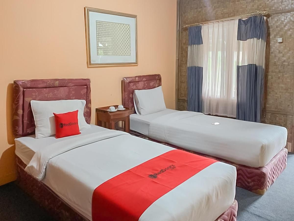 RedDoorz Plus @ Grand Yustik Sukabumi RedDoorz Twin Room