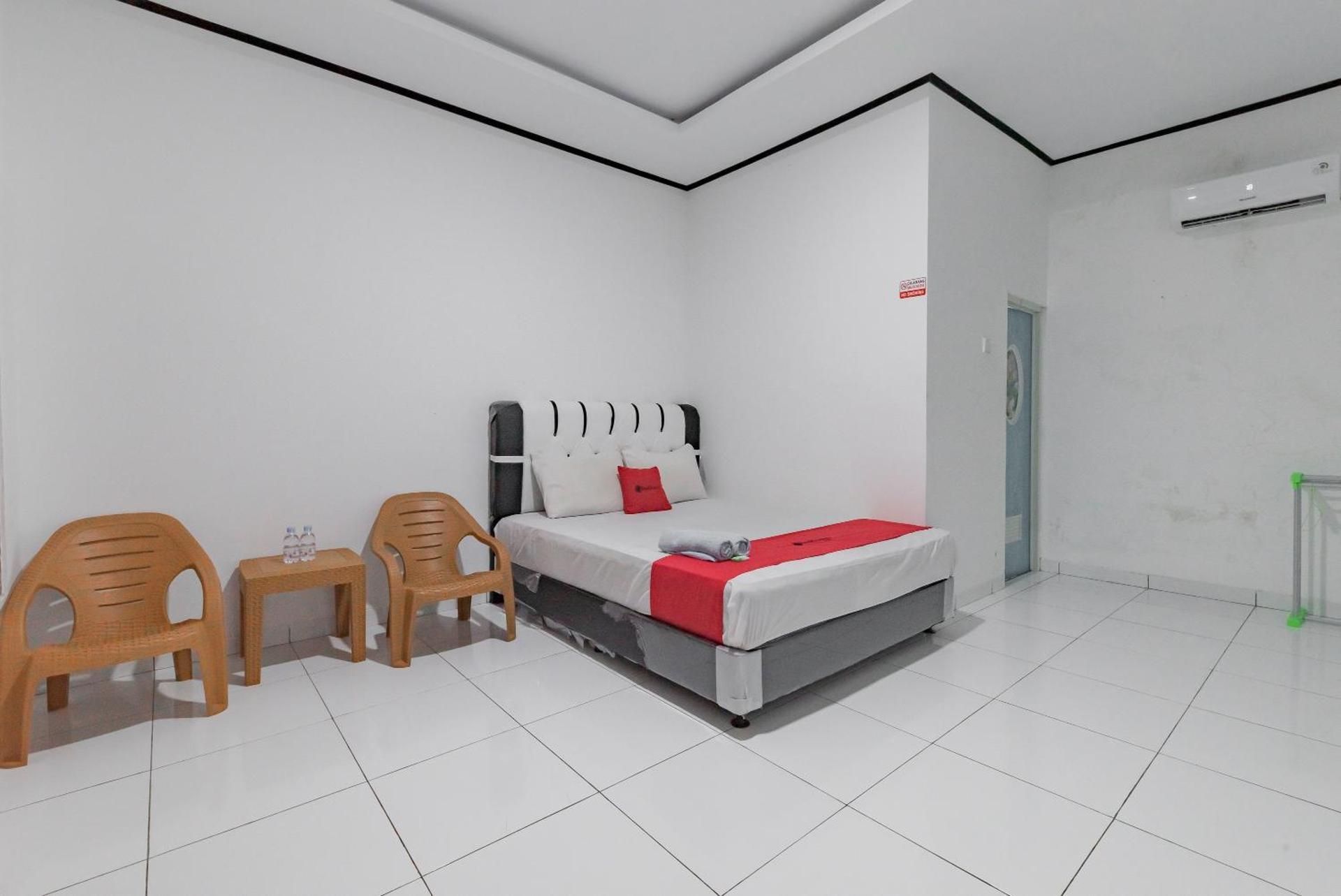 RedDoorz @ Geopark Ciletuh Sukabumi Deluxe Room 3