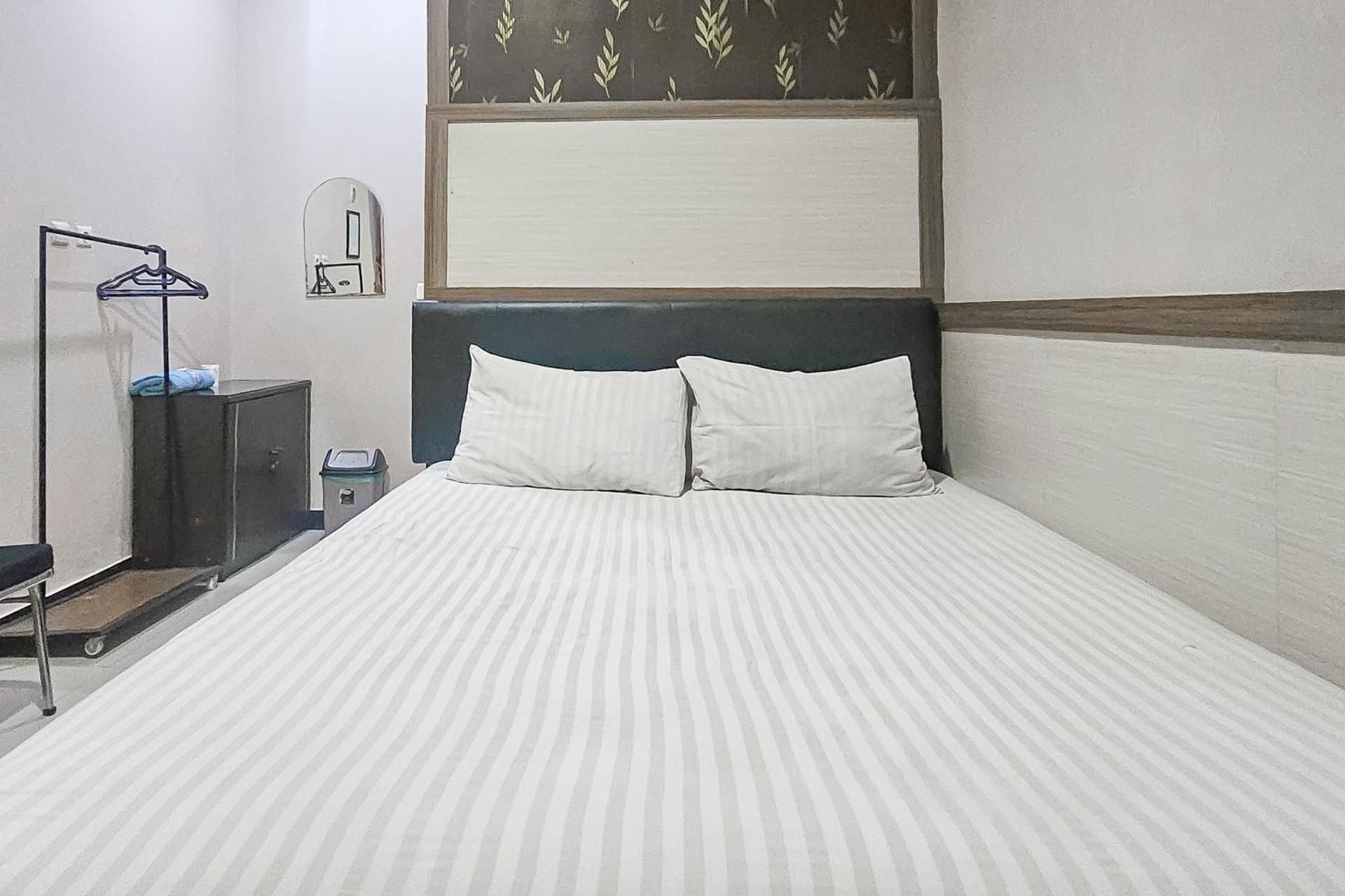 Wisma Brata Mitra RedDoorz Deluxe Room 3