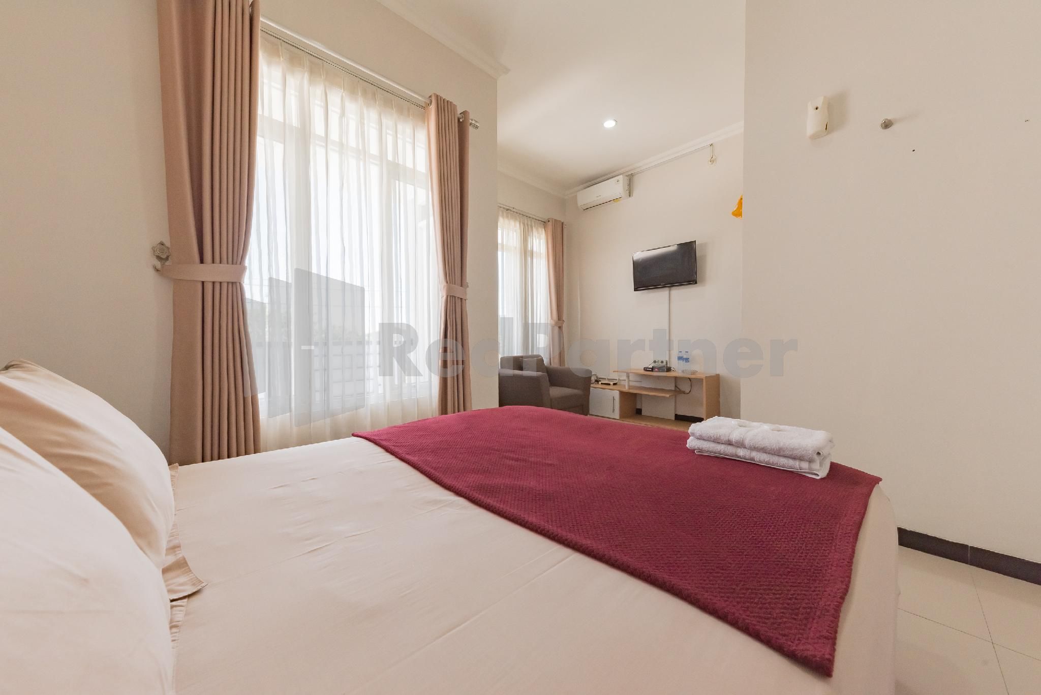 Wisma Brata 2 Mitra RedDoorz Family Room 3