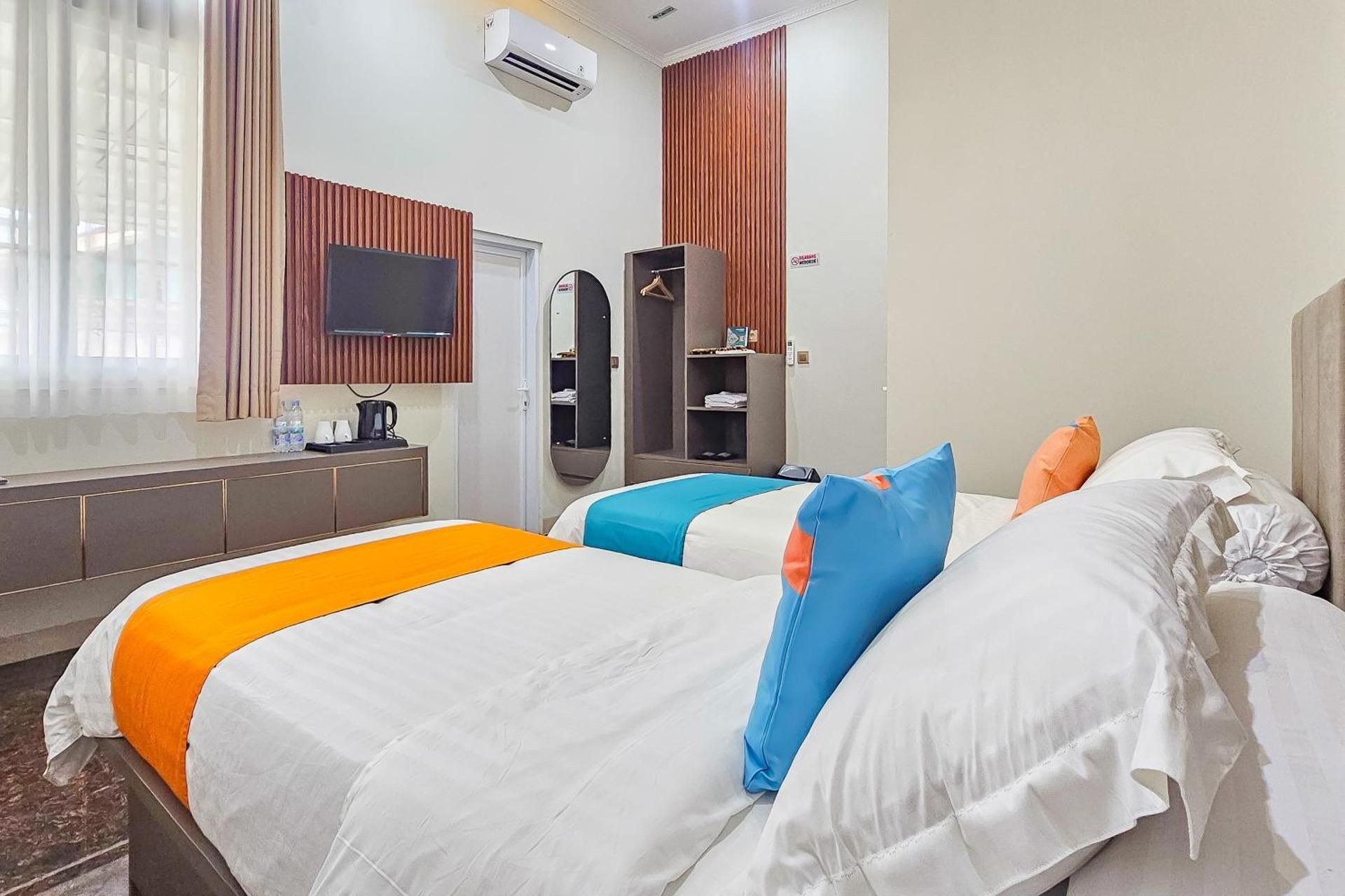 Sans Vibes Hotel Sulanjana Syariah Sukabumi Superior Twin Room 2