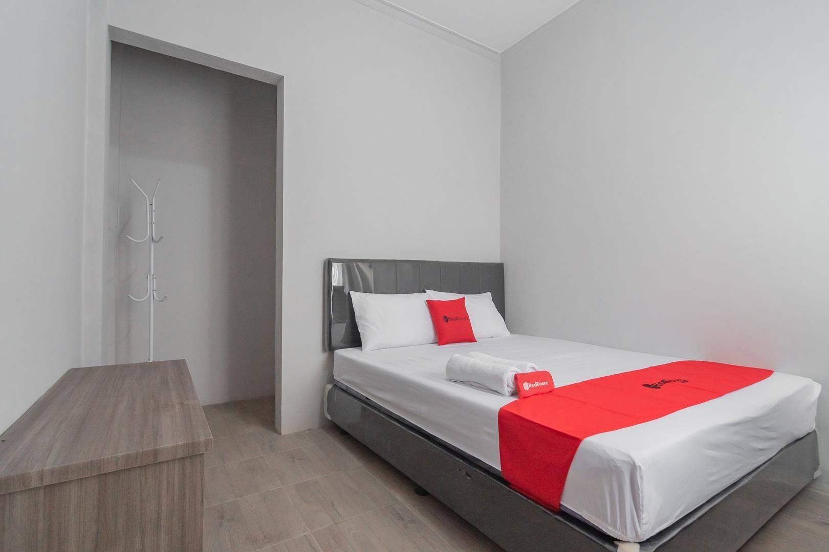 RedDoorz Syariah near Wisata Situ Gunung Sukabumi RedDoorz Room 3