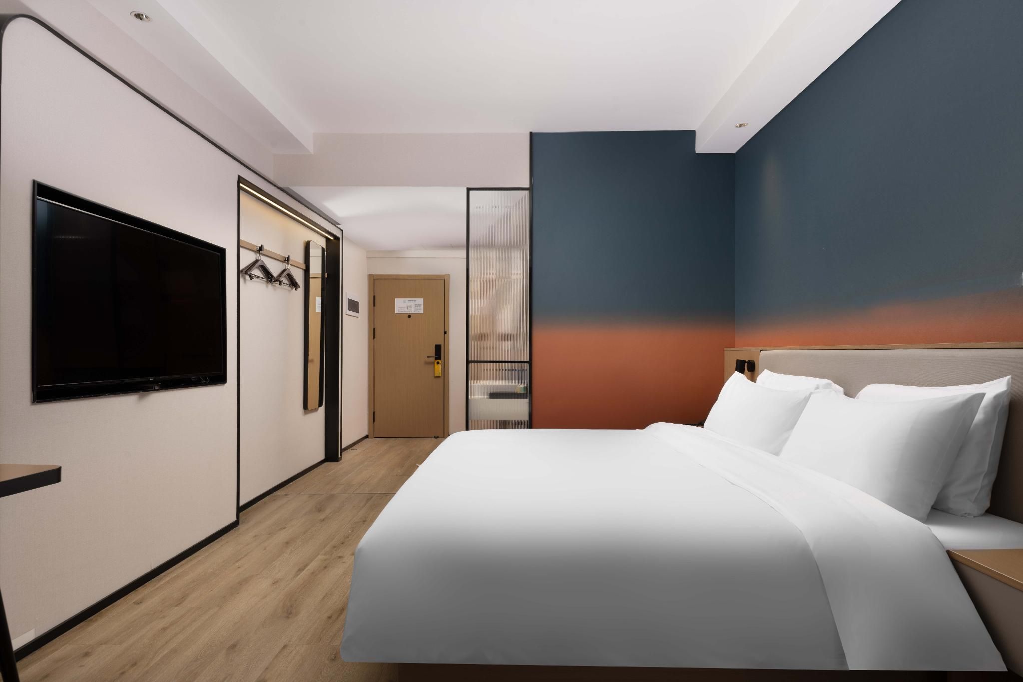 Huazhu - Room With Bed