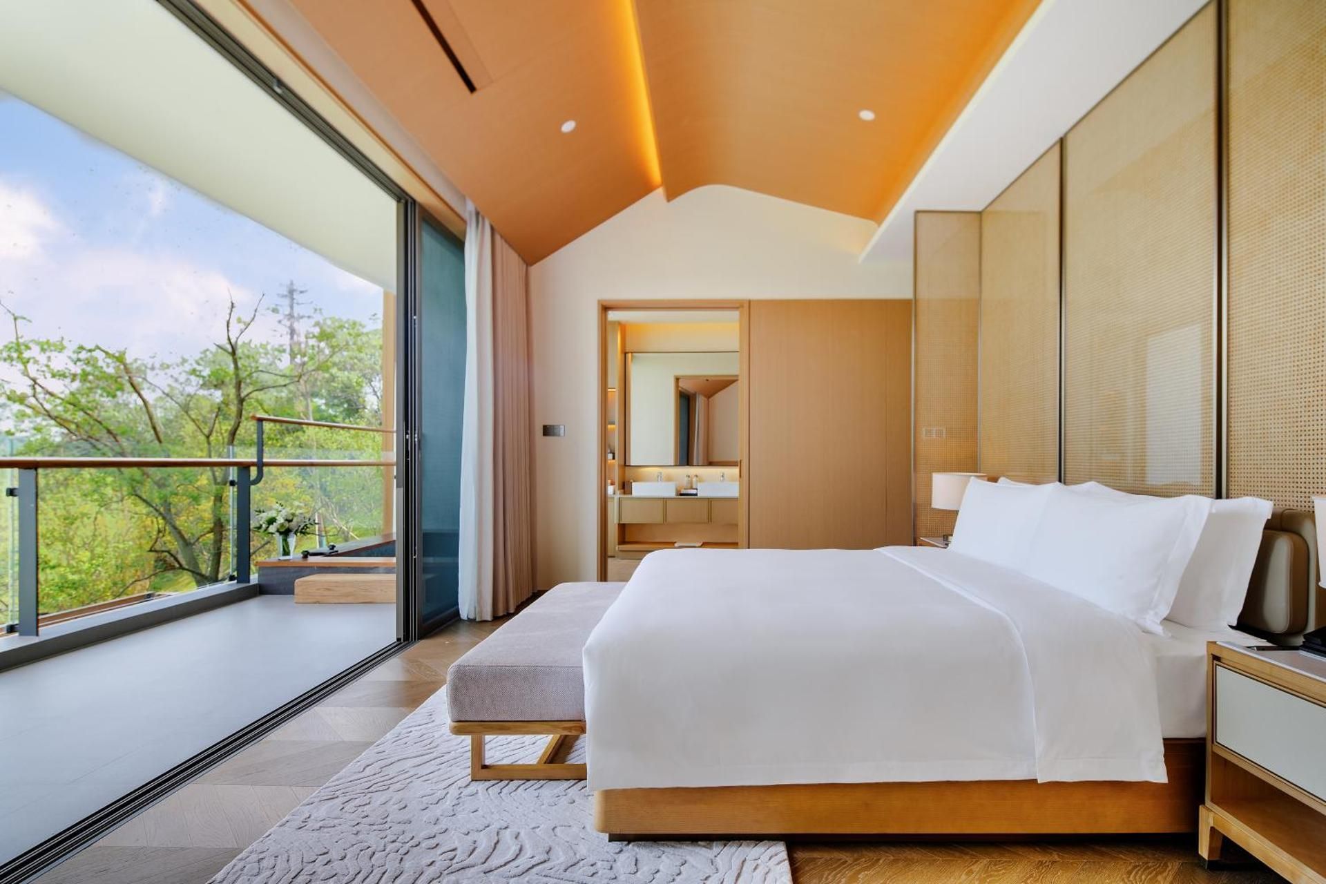 MGALLERY Deluxe King Suite with M Club Access and Park View