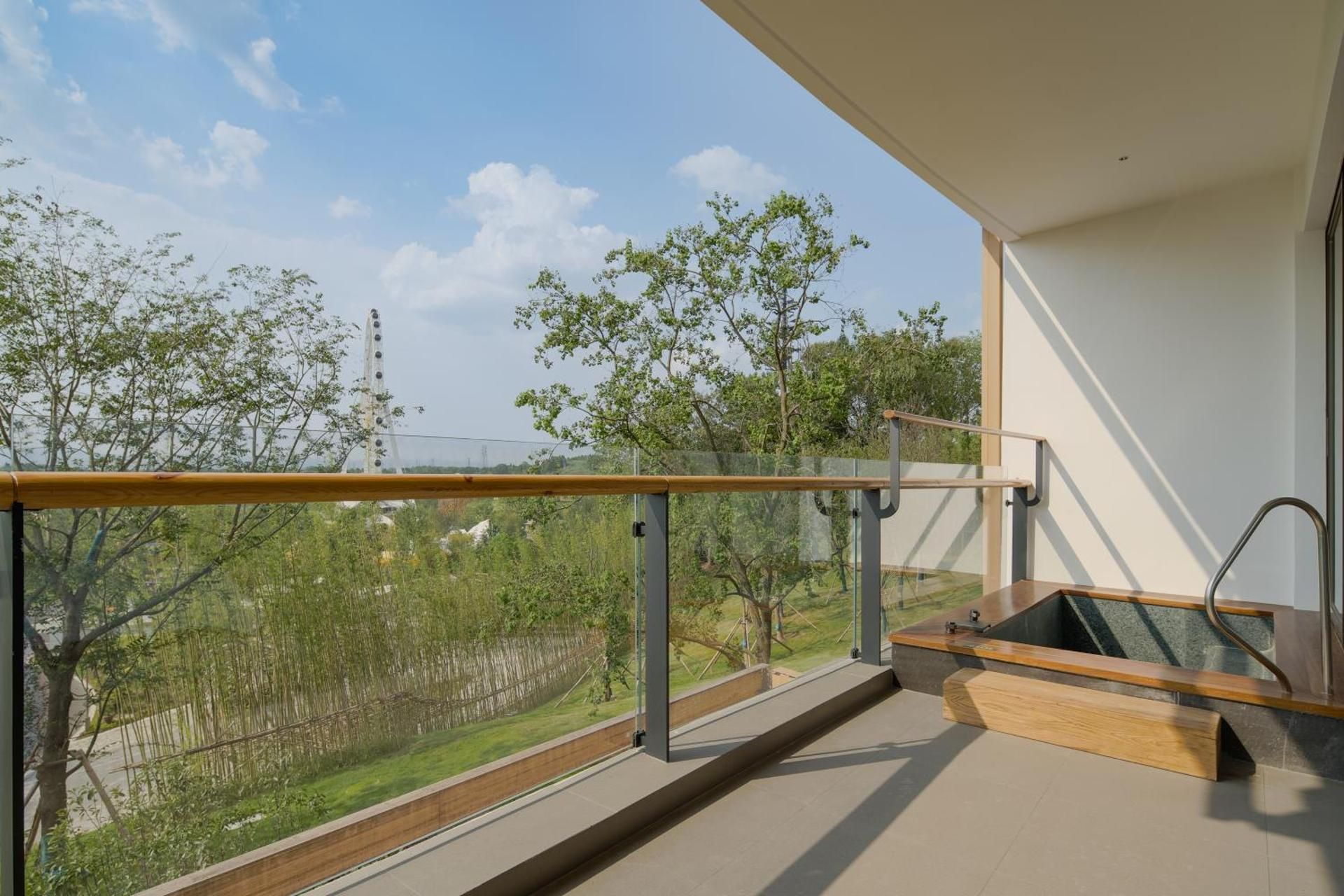 Deluxe King Room with Park View and Private Courtyard - Hot Spring