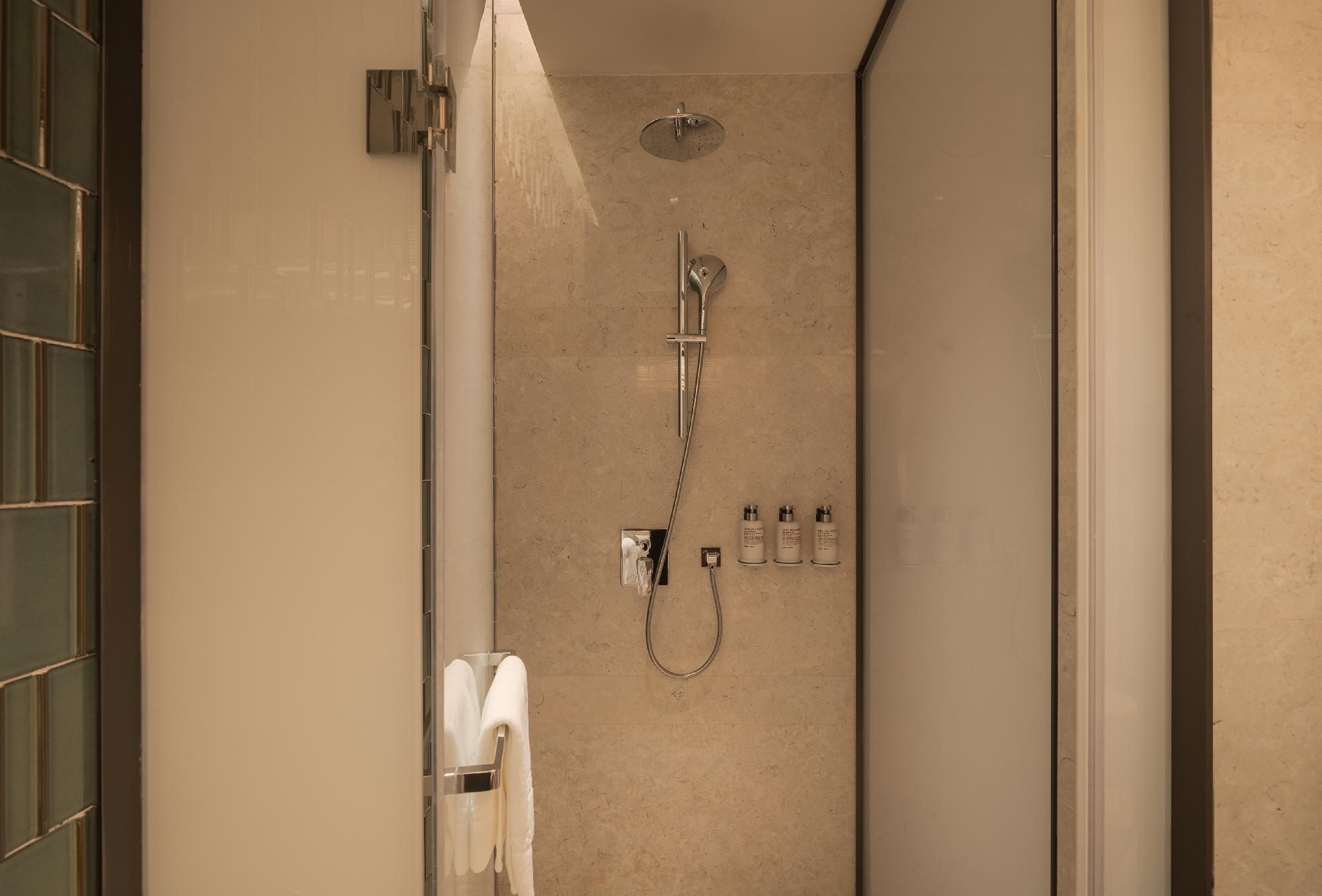 Superior Room, 1 King Size Bed, Waterfall View