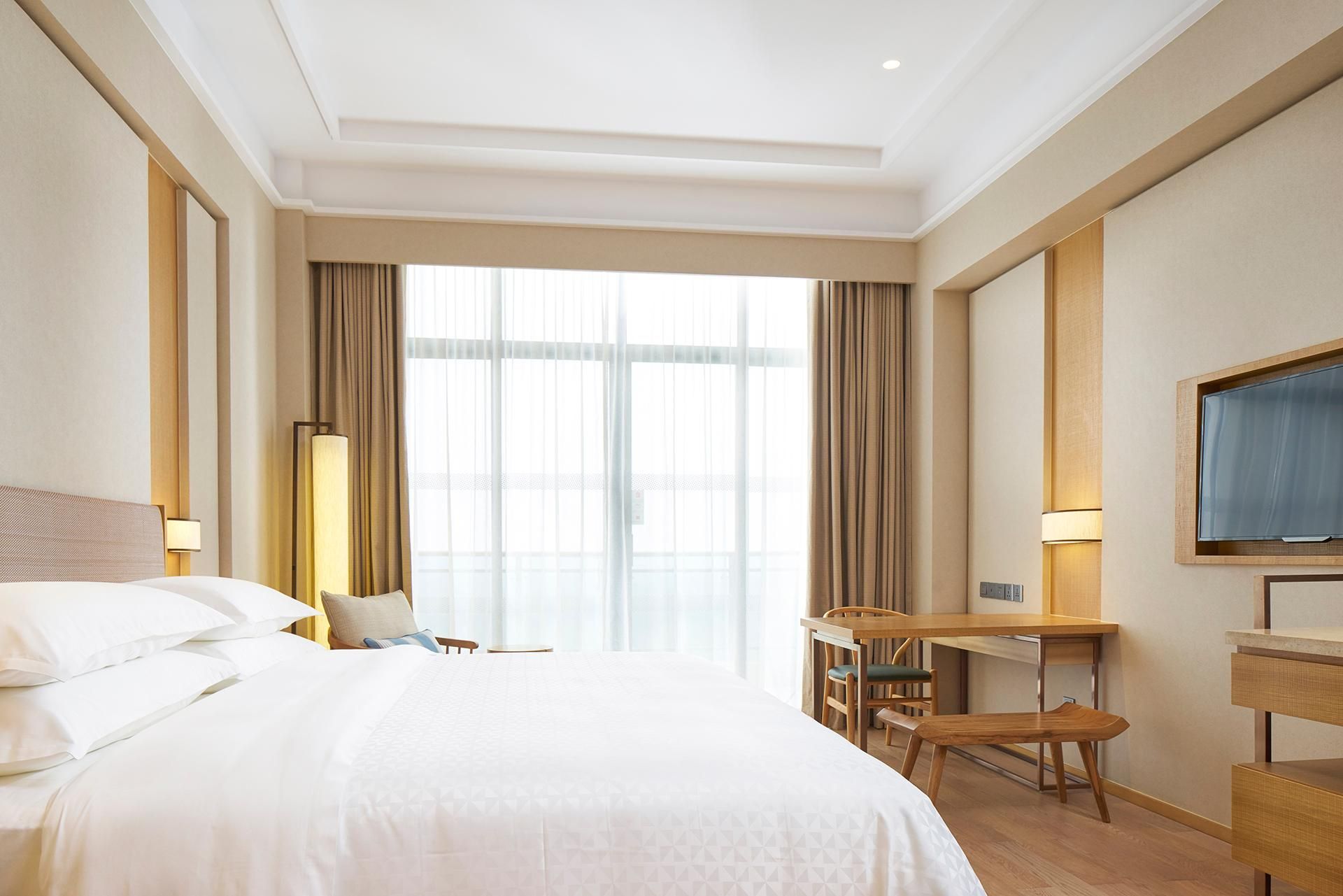 Guest room, 1 King, Mountain view, Low floor, Balcony