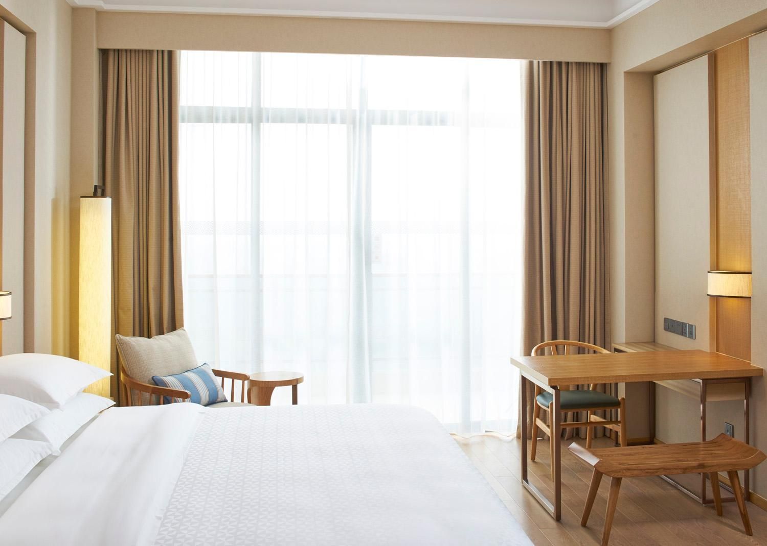 Guest room, 1 King, Mountain view, Low floor, Balcony