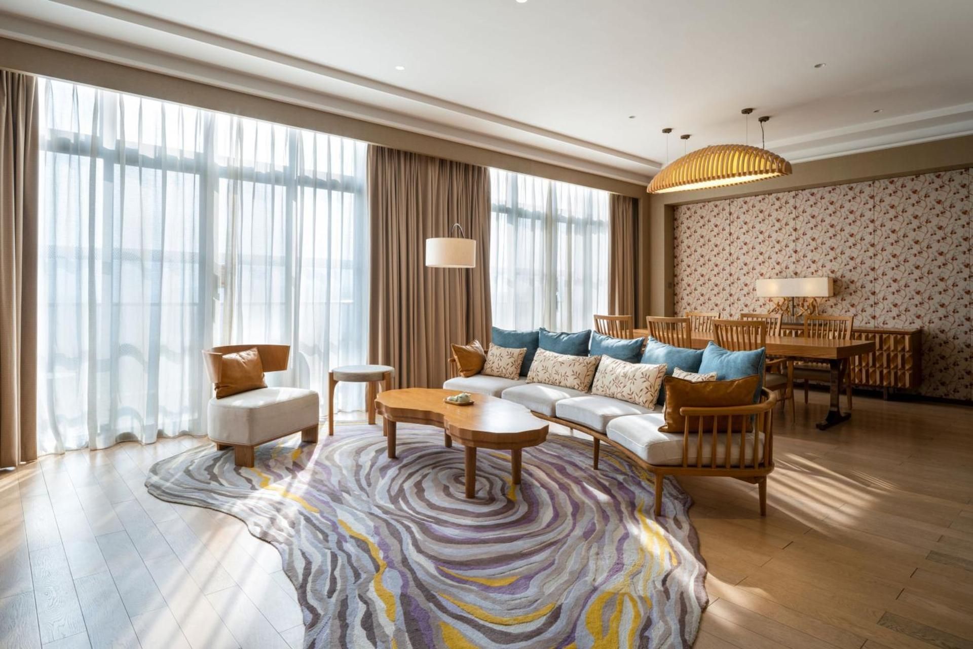 1 bedroom larger suite, 1 king, mountain view, high floor, balcony