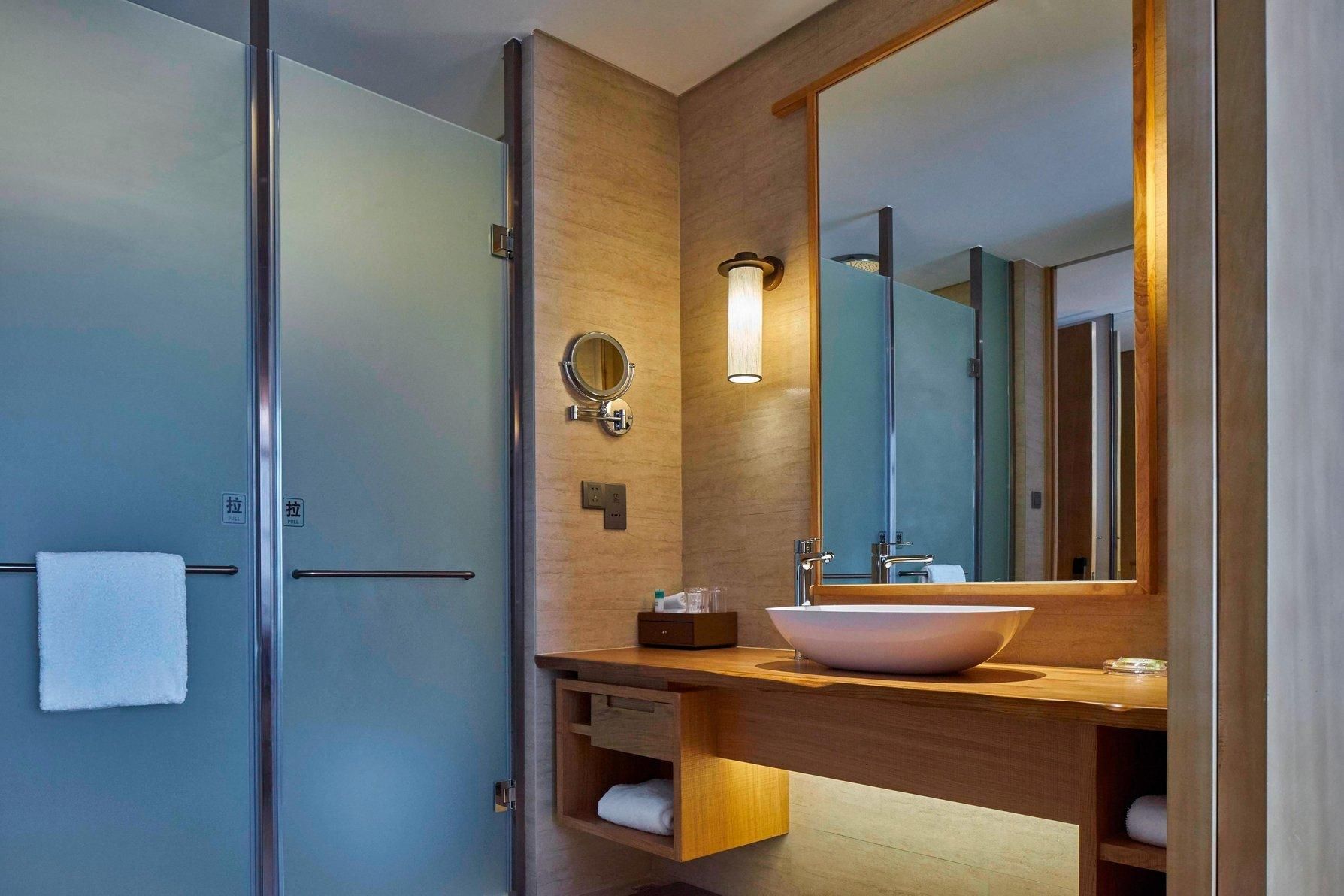 Guest room, 1 King, Mountain view, High floor, Balcony
