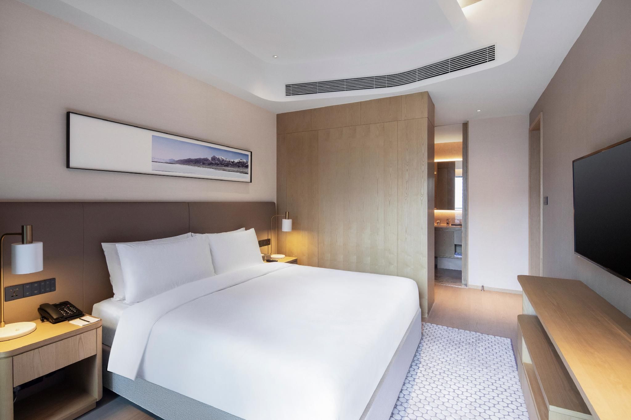 Deluxe Queen Suite