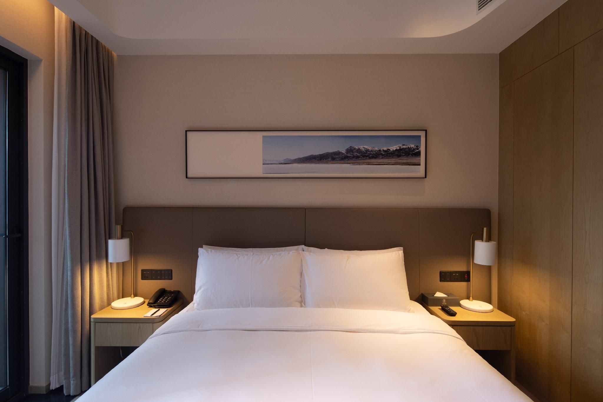 Deluxe Queen Suite