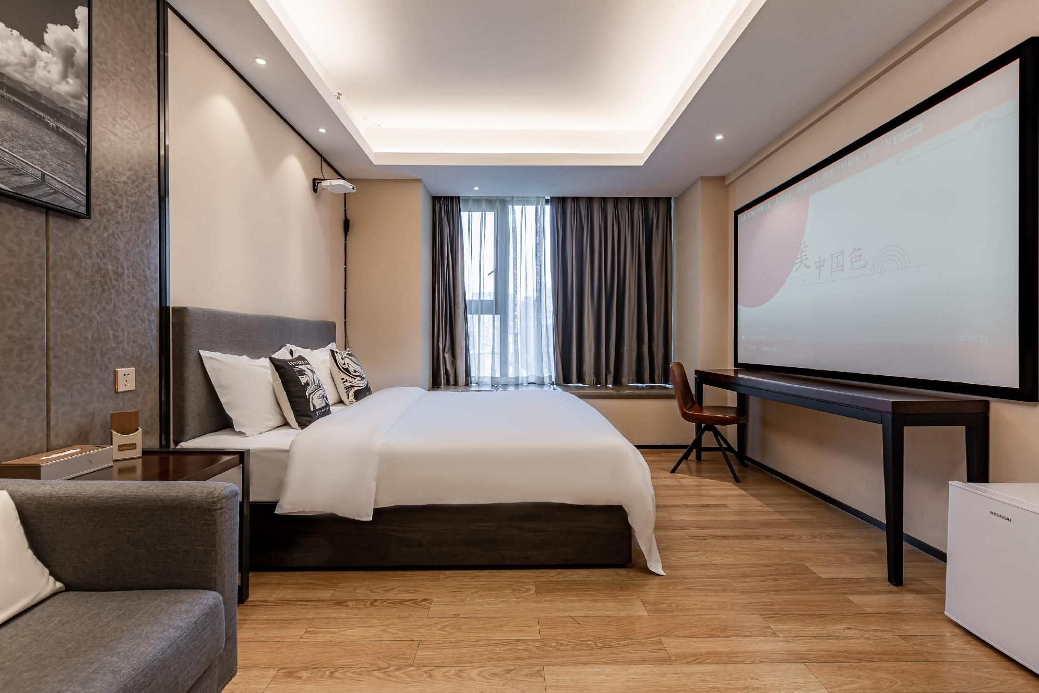 Rezen - Classic Cinema Theme Room