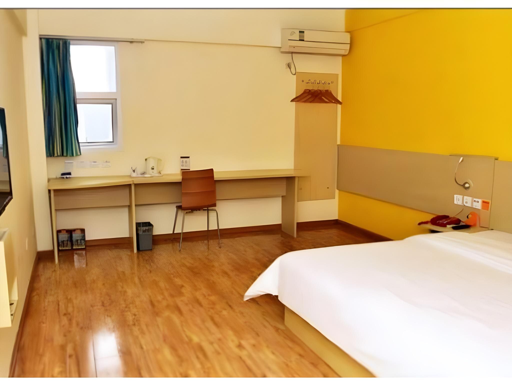 Business Queen Room