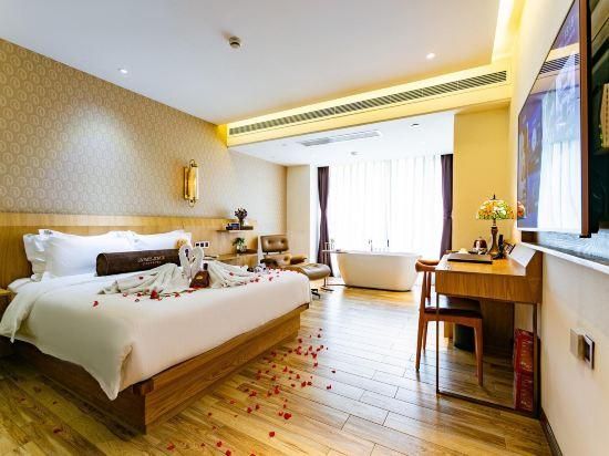 James Joyce - Queen Bed Room