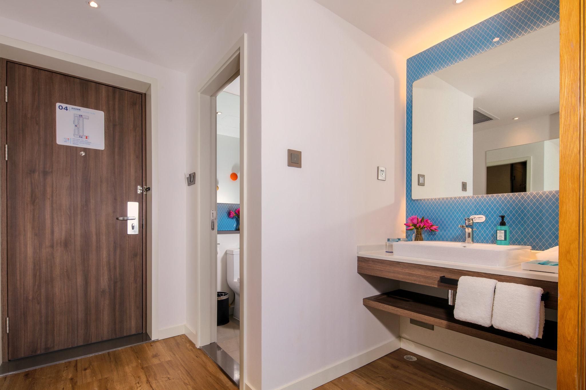 1 King Standard Extra Floor Space