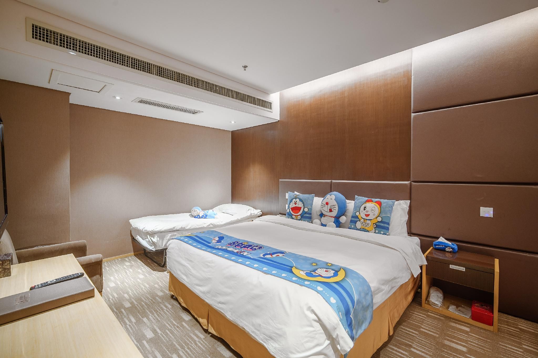 Family Room - 1 Single Bed and 1 Queen Bed