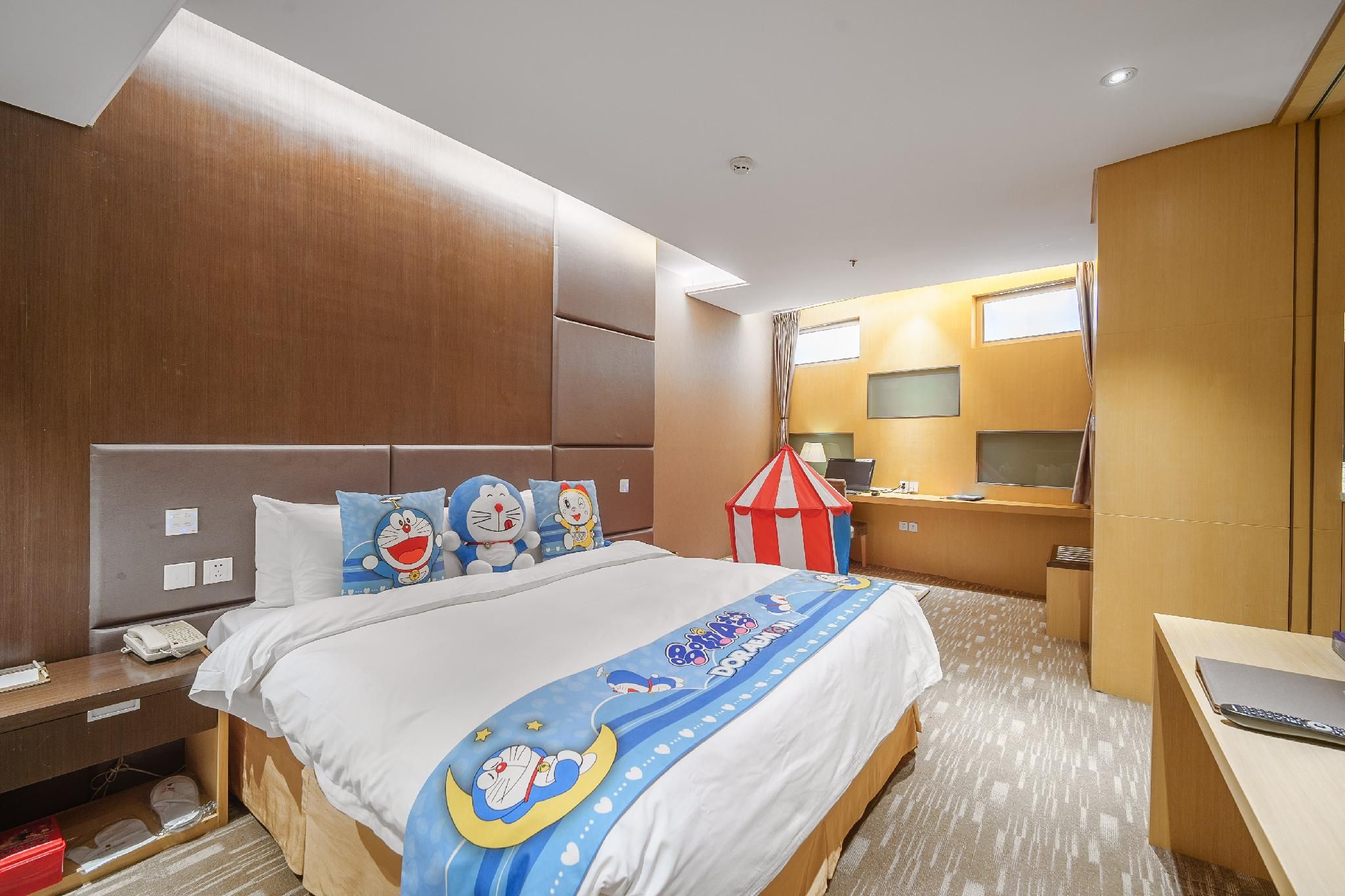 Family Room - 1 Single Bed and 1 Queen Bed