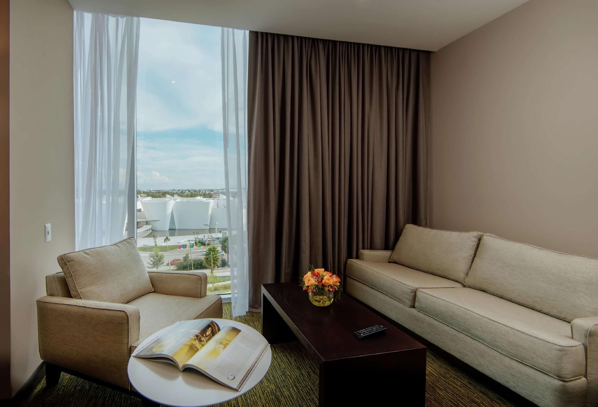 Hilton Garden Inn Puebla Angelópolis 1 King Corner with Sofabed 3
