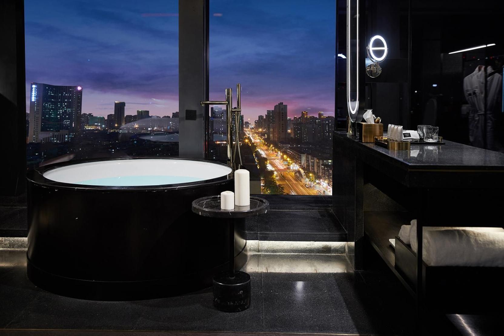 270° City View Deluxe Suite - 1 Bedroom