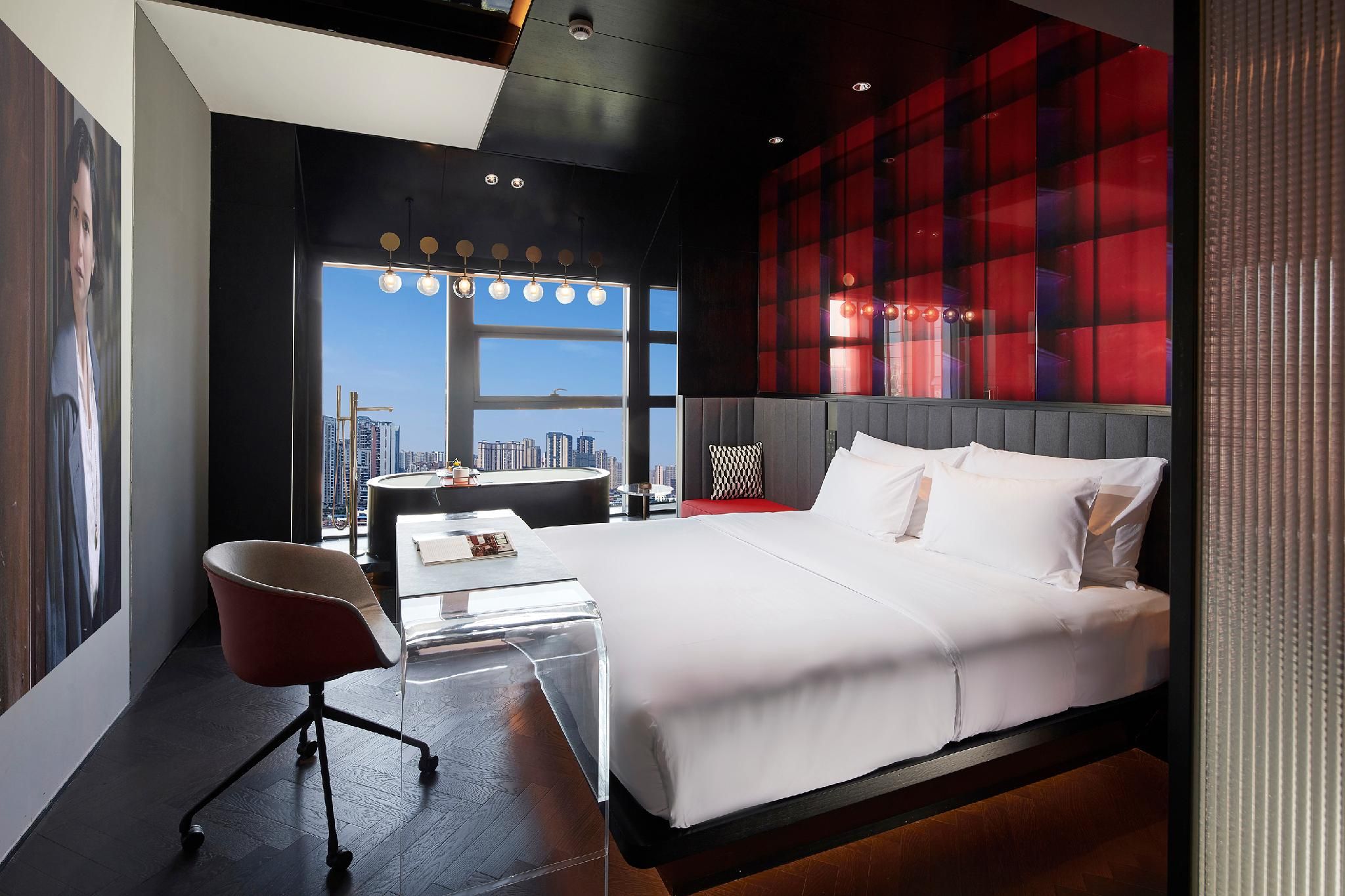 King Room with Window - Side Bathtub