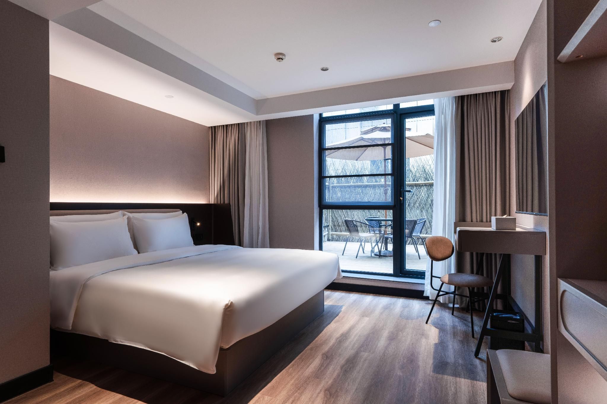 Huazhu - Garden Bed Room